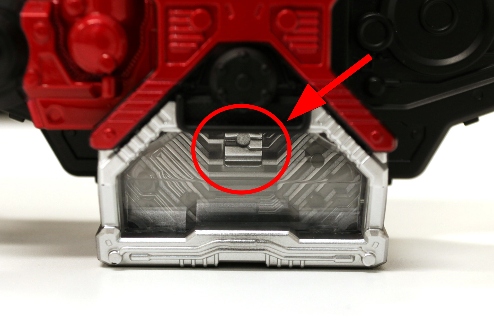 「CSMロストドライバーver.1.5」では発光部分に反射用のブロックパーツが備わっている