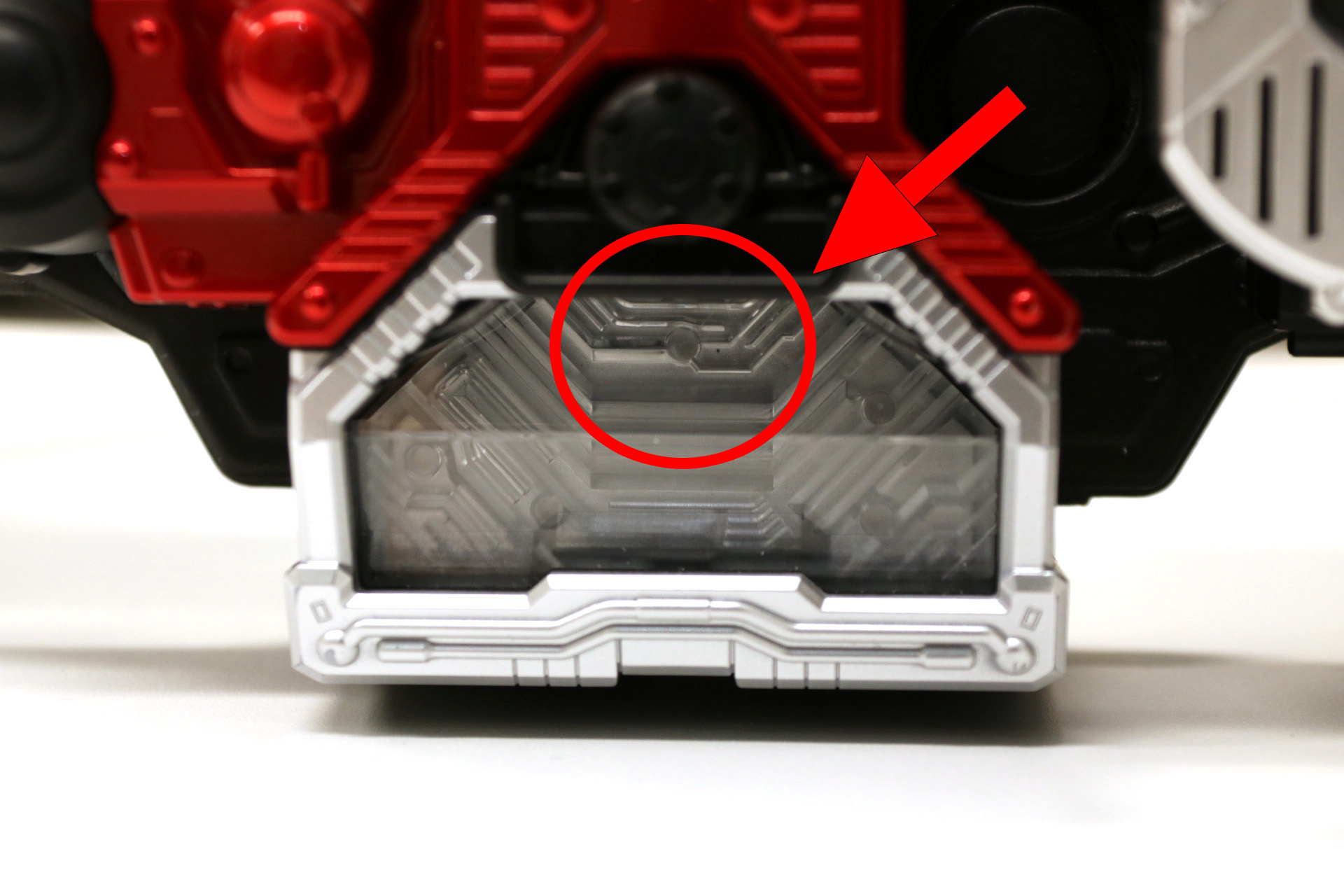 「CSMロストドライバーver.2」ではブロックパーツを外し、プロップ形状に近い造形を再現<br />※画像は試作品を使用しています