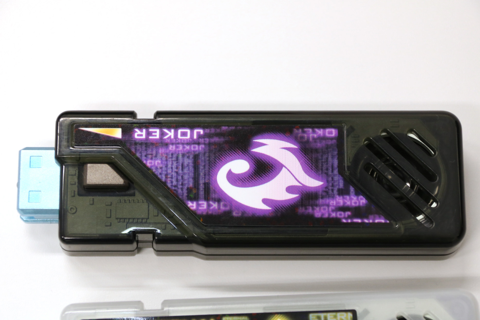 T2ジョーカーメモリのボタン部分はガンメタリックになっている<br />※画像は試作品を使用しています