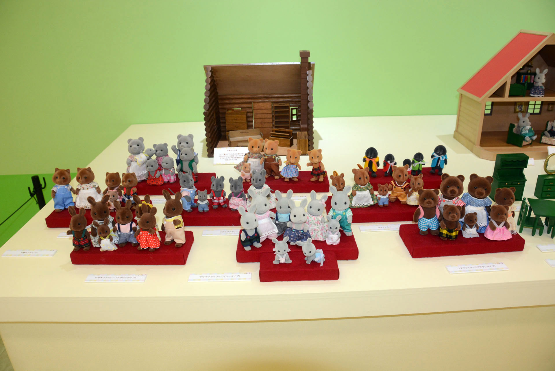 最初期の動物家族は素朴な雰囲気だ