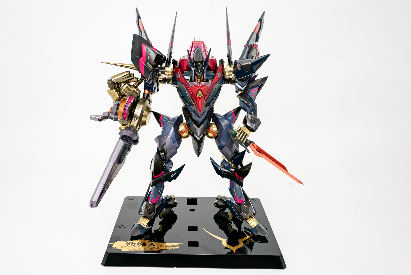 正面画像：一見して紅蓮の系譜とわかるフォルム