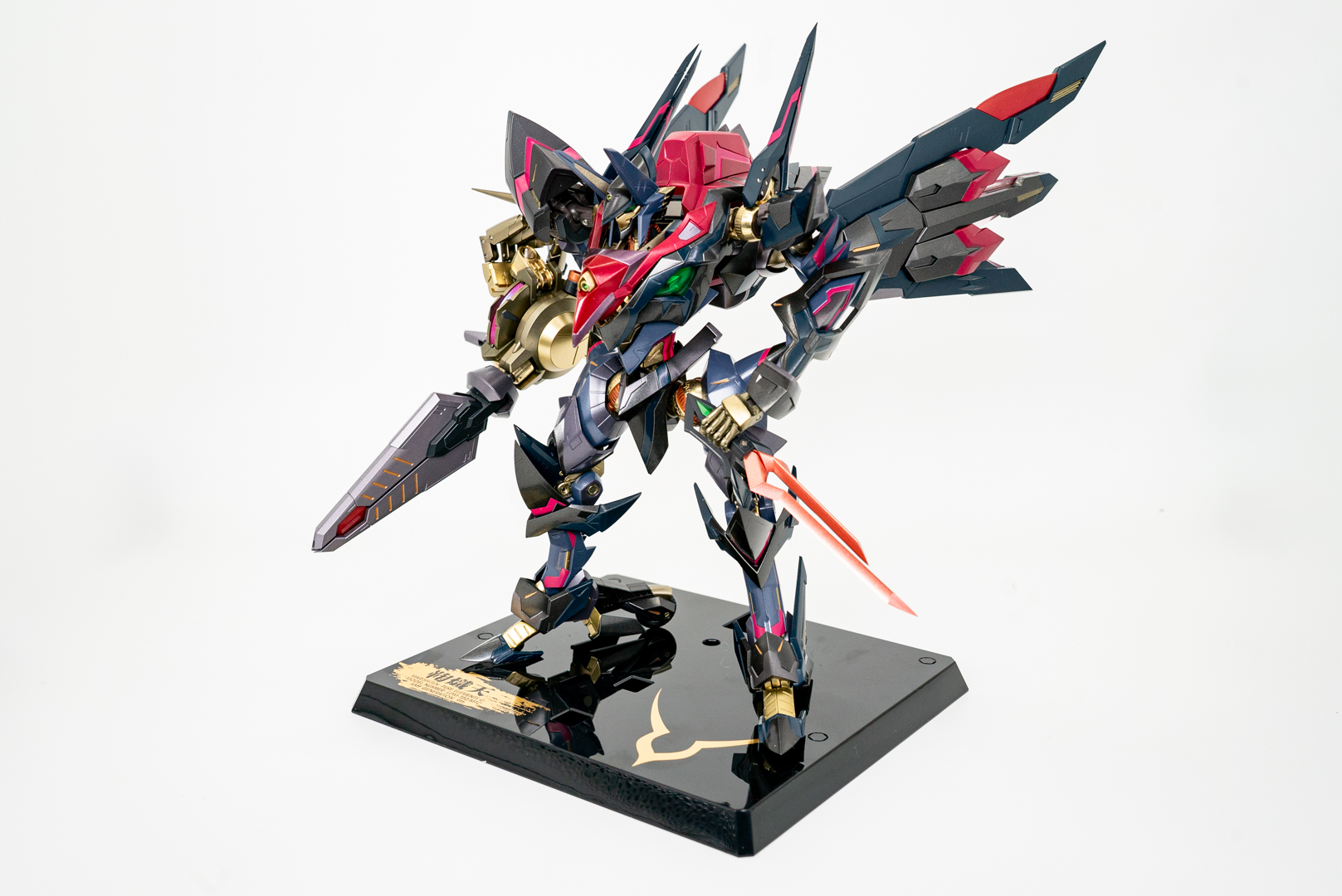 左斜め前面画像：黒いビジュアルが凶悪感を演出している