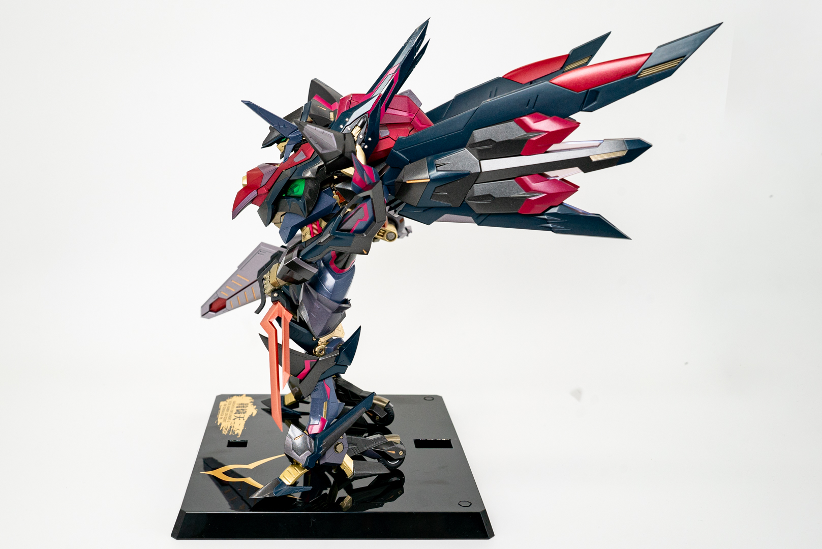 左面画像：エナジー・ウイングがパワフル