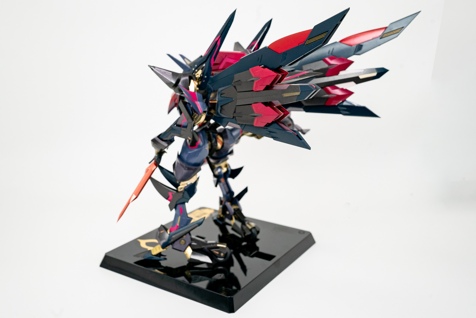 左斜め背面画像：これだけ大きいエナジー・ウイングでも後ろに倒れないバランスがスゴイ