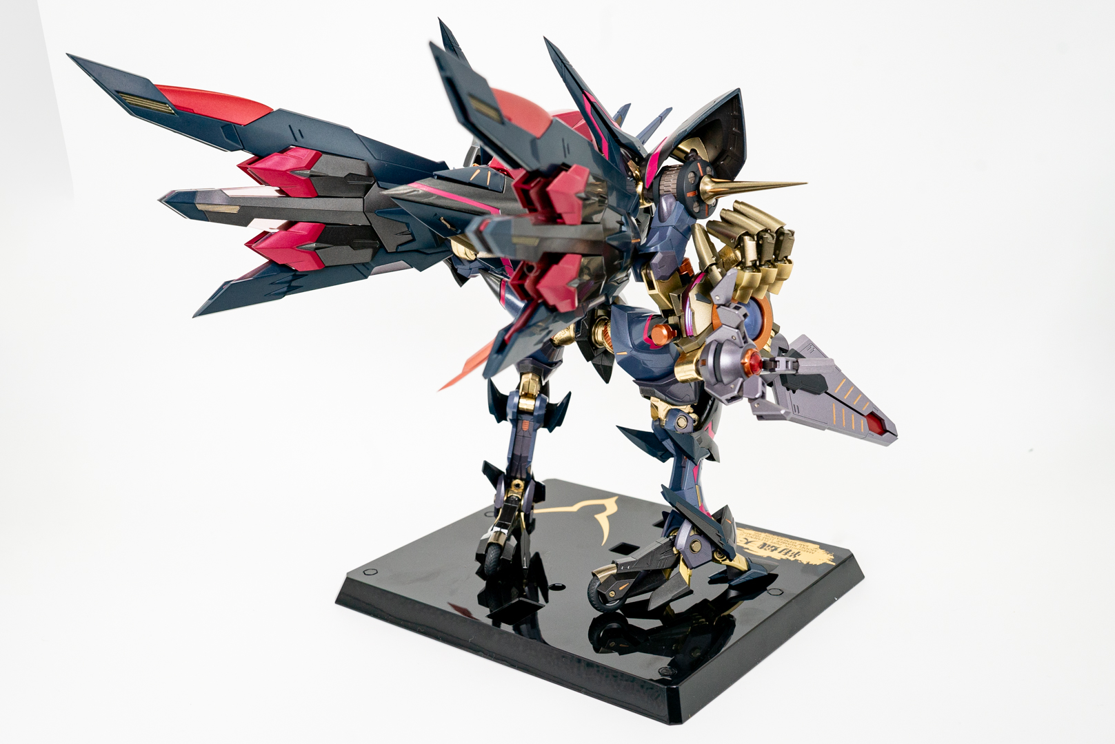 右斜め背面画像：統合兵装腕の存在感がスゴイ