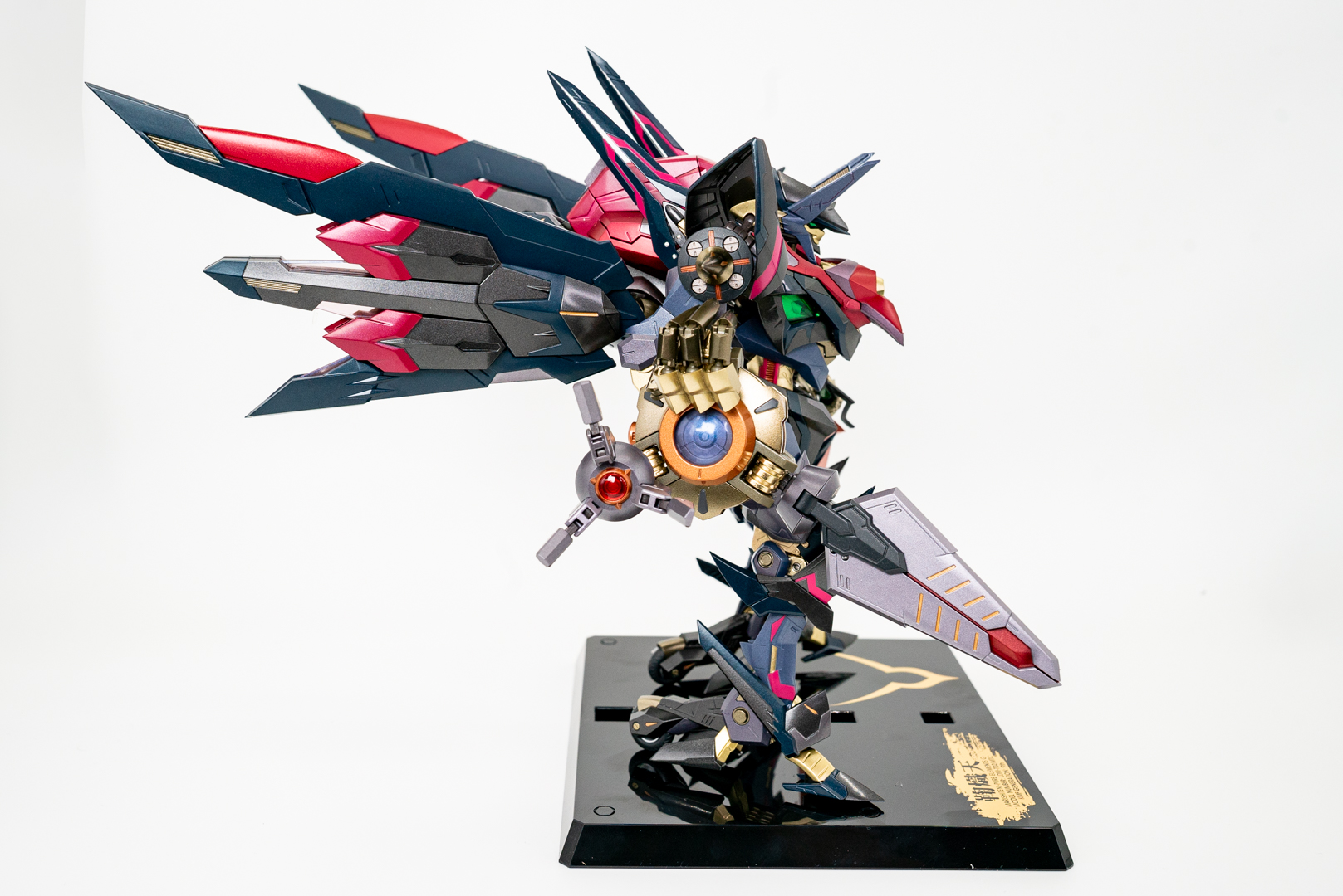 右面画像：3種の武器を換装できる統合兵装腕がよくわかるカット