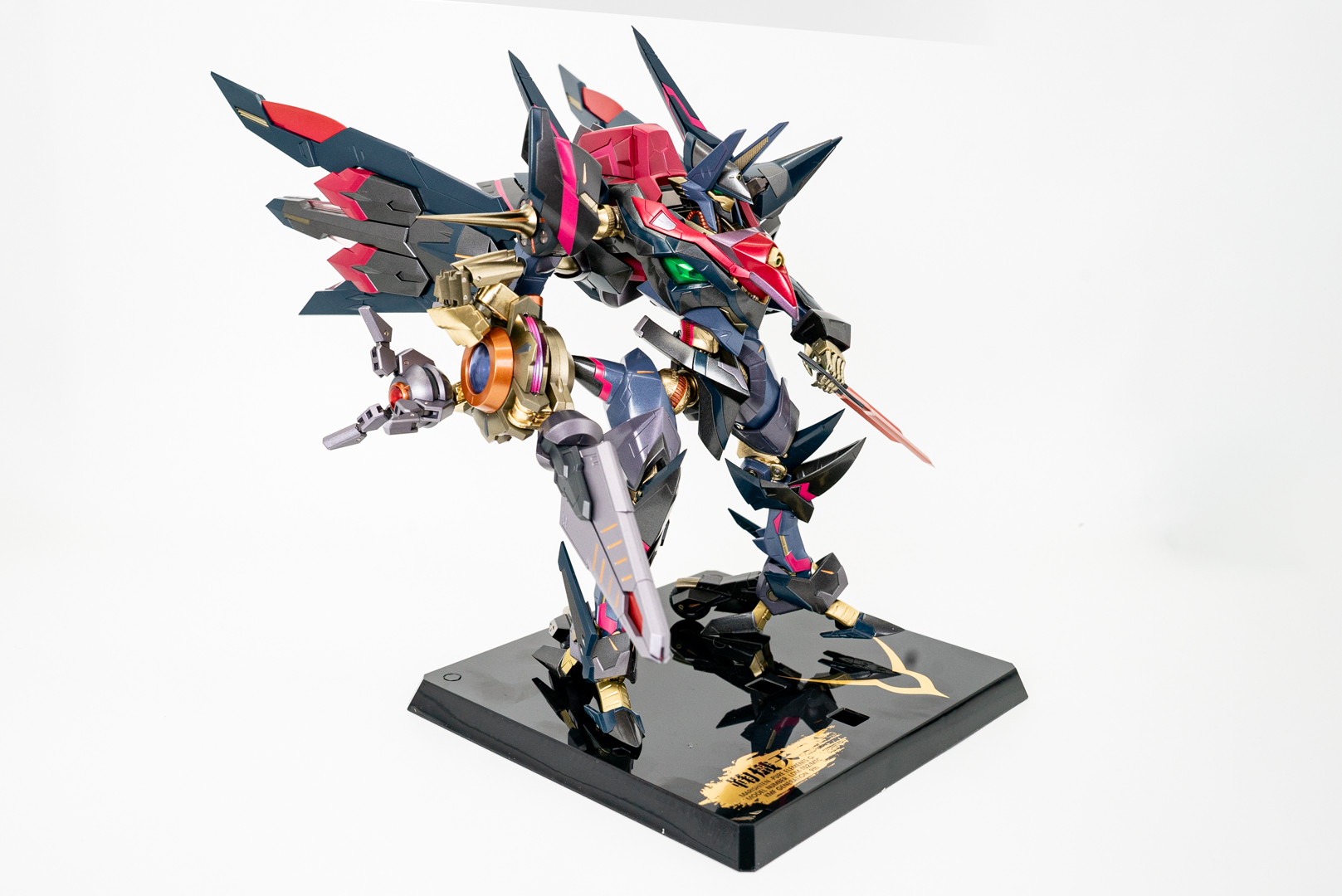 右斜め前面画像：主人公機レベルのカッコよさ