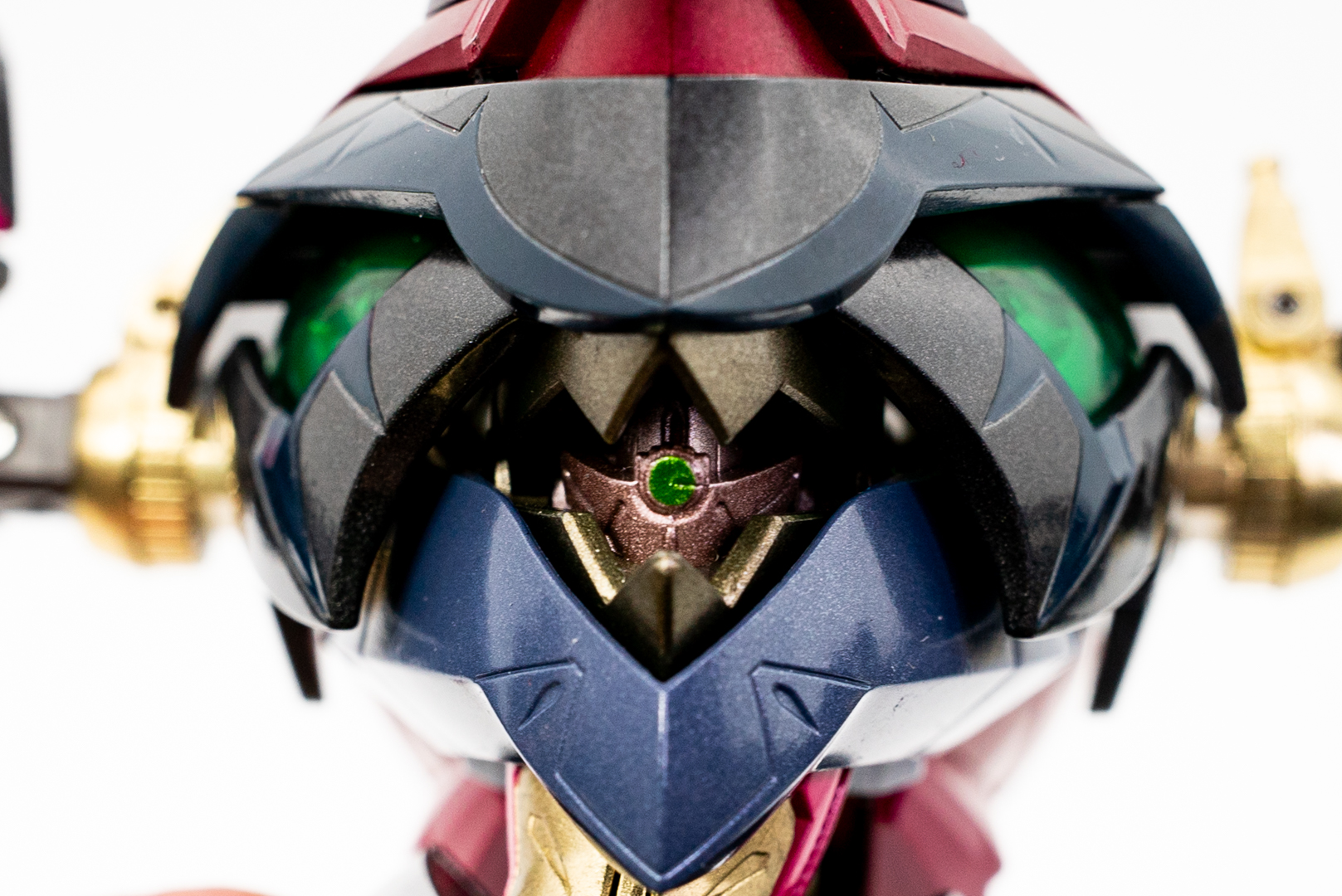 胸部内には怪しい仕掛けがありそうなディテールが！