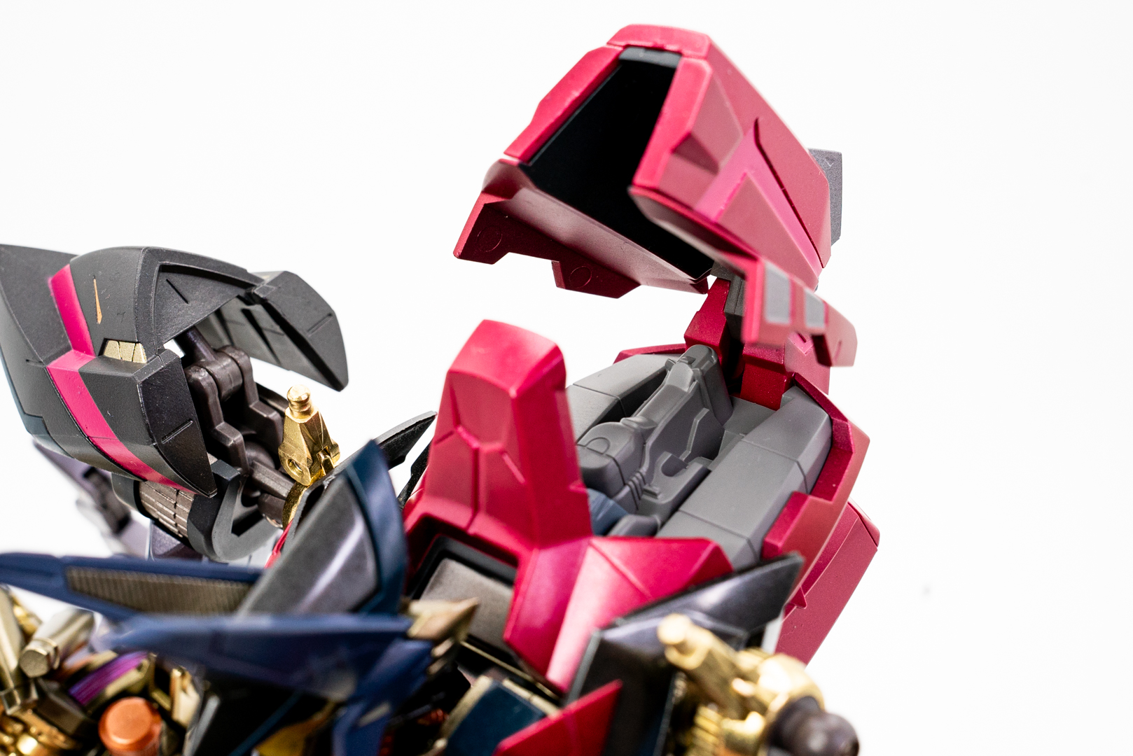 ナイトメアフレームといえば、後ろに大きく突き出したコクピット