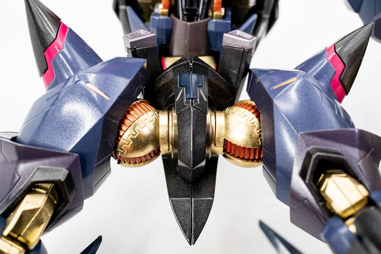 塗装というだけでなく、マテリアルとしての金属パーツの輝きは素敵