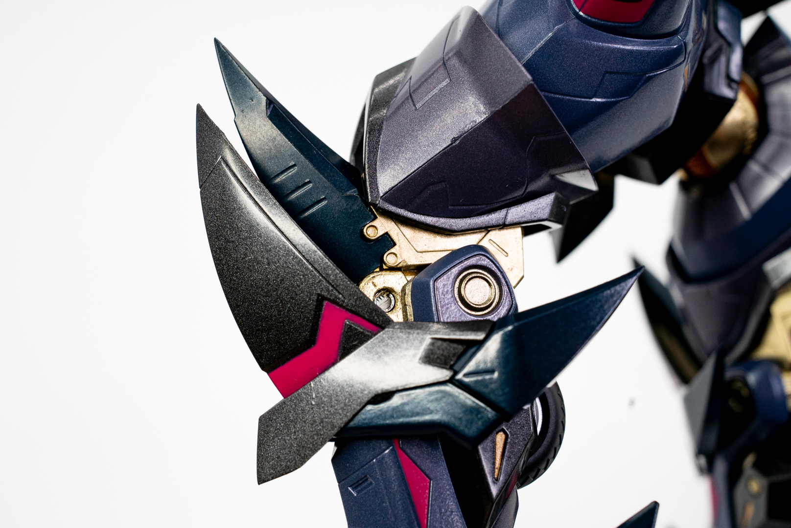 膝部分は、閉じた状態だけでなく開いた状態にもできる