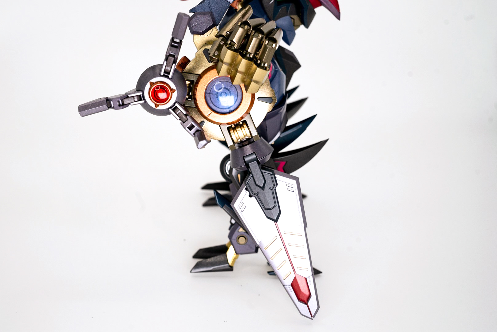 3つの武装がひとつになった統合兵装腕。トライアームズとも呼ばれる