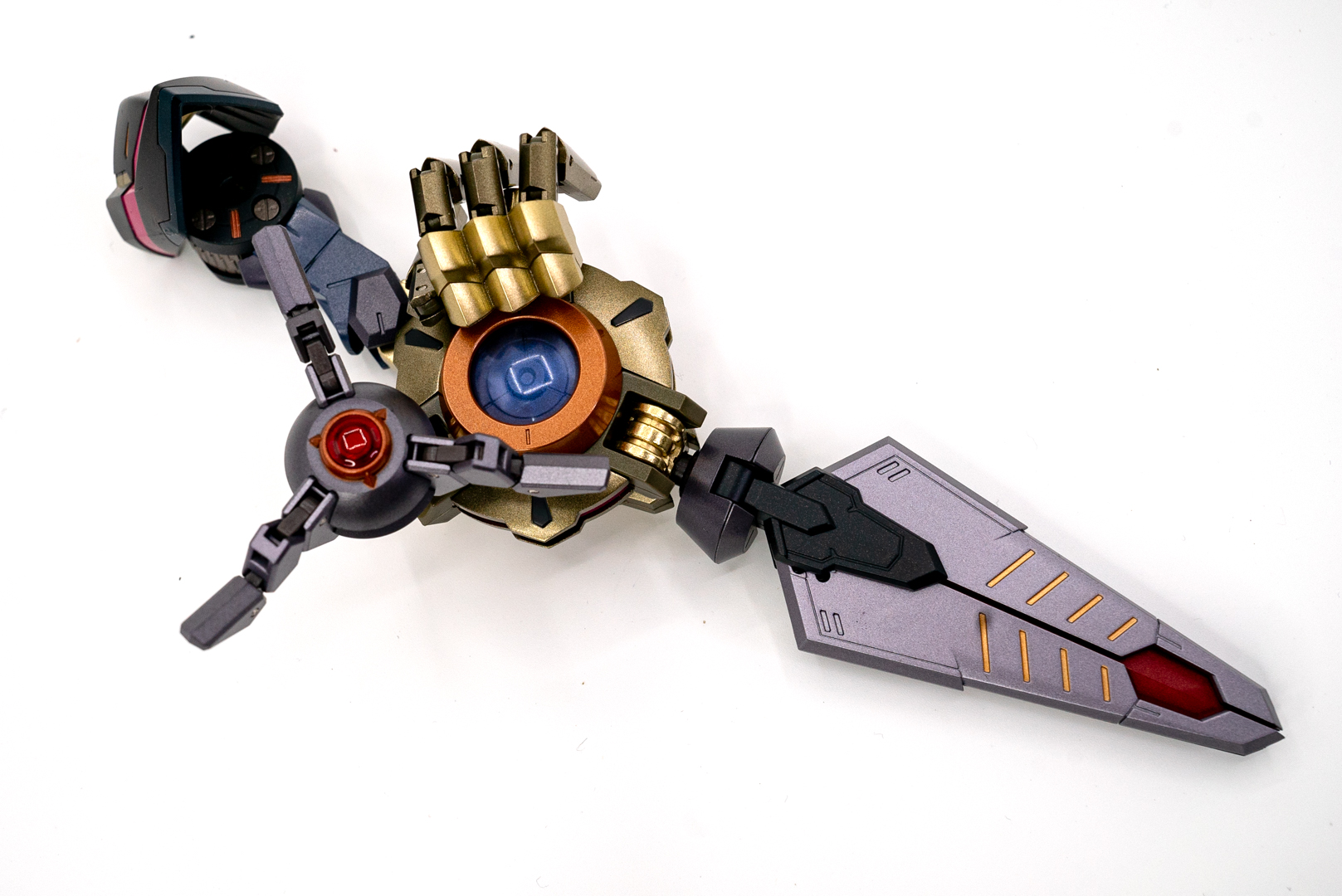 造形が繊細なので、武装の切り替えは本体から外してからやると安心かも