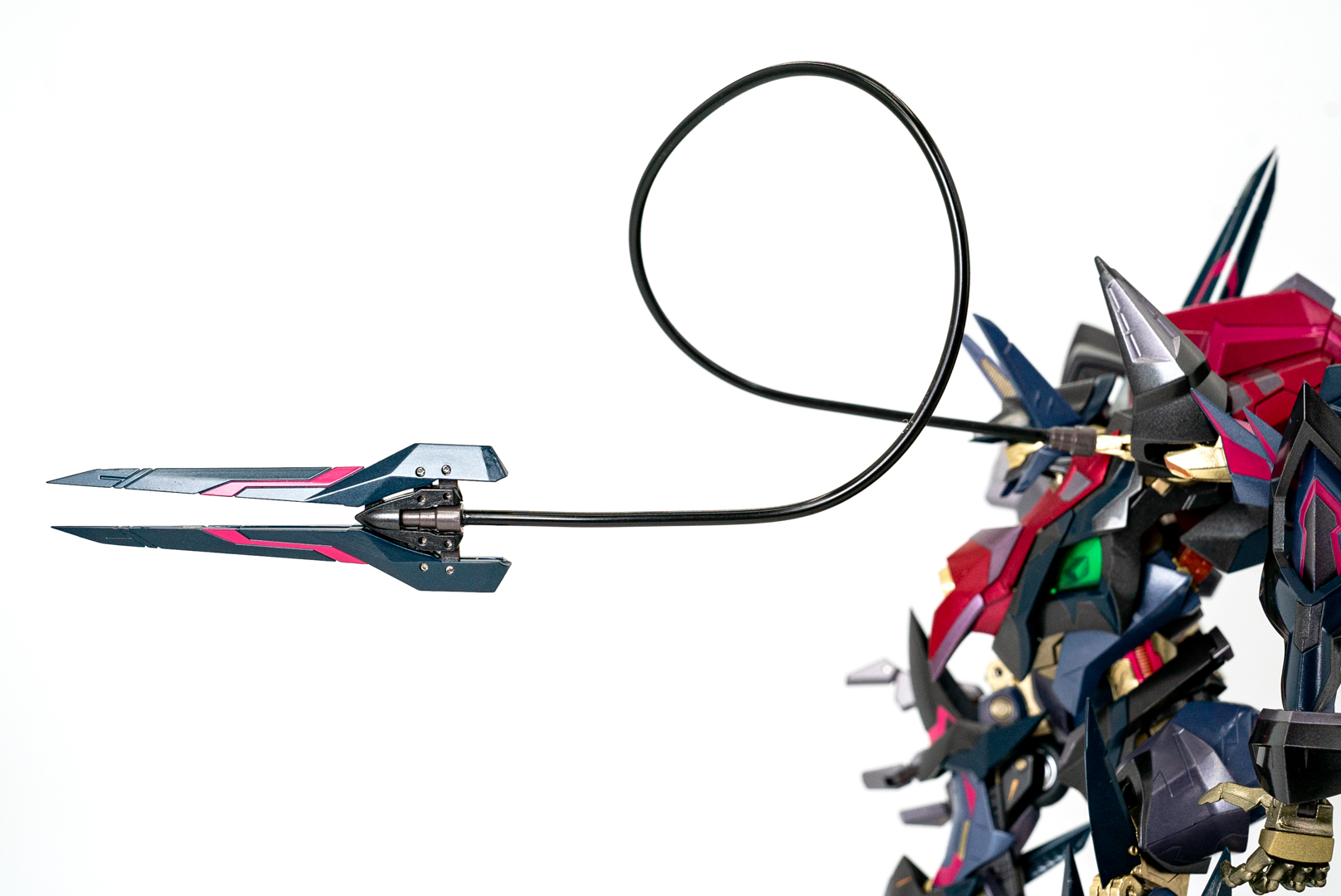 ワイヤーは結構固いので、形状を固定しやすいぞ