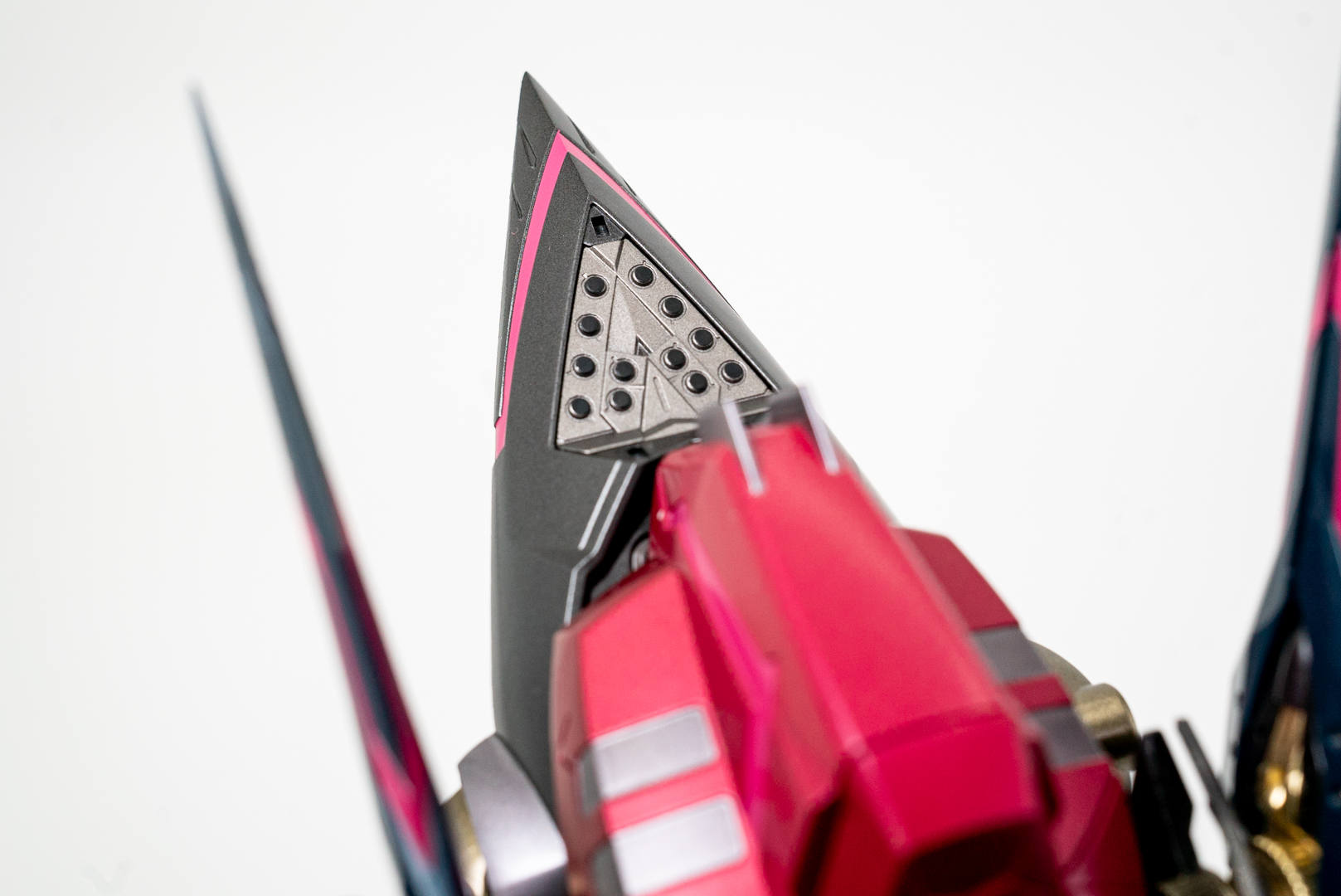 ハッチをとるとゲフィオン弾の発射口が露出する。ディテールも細かい