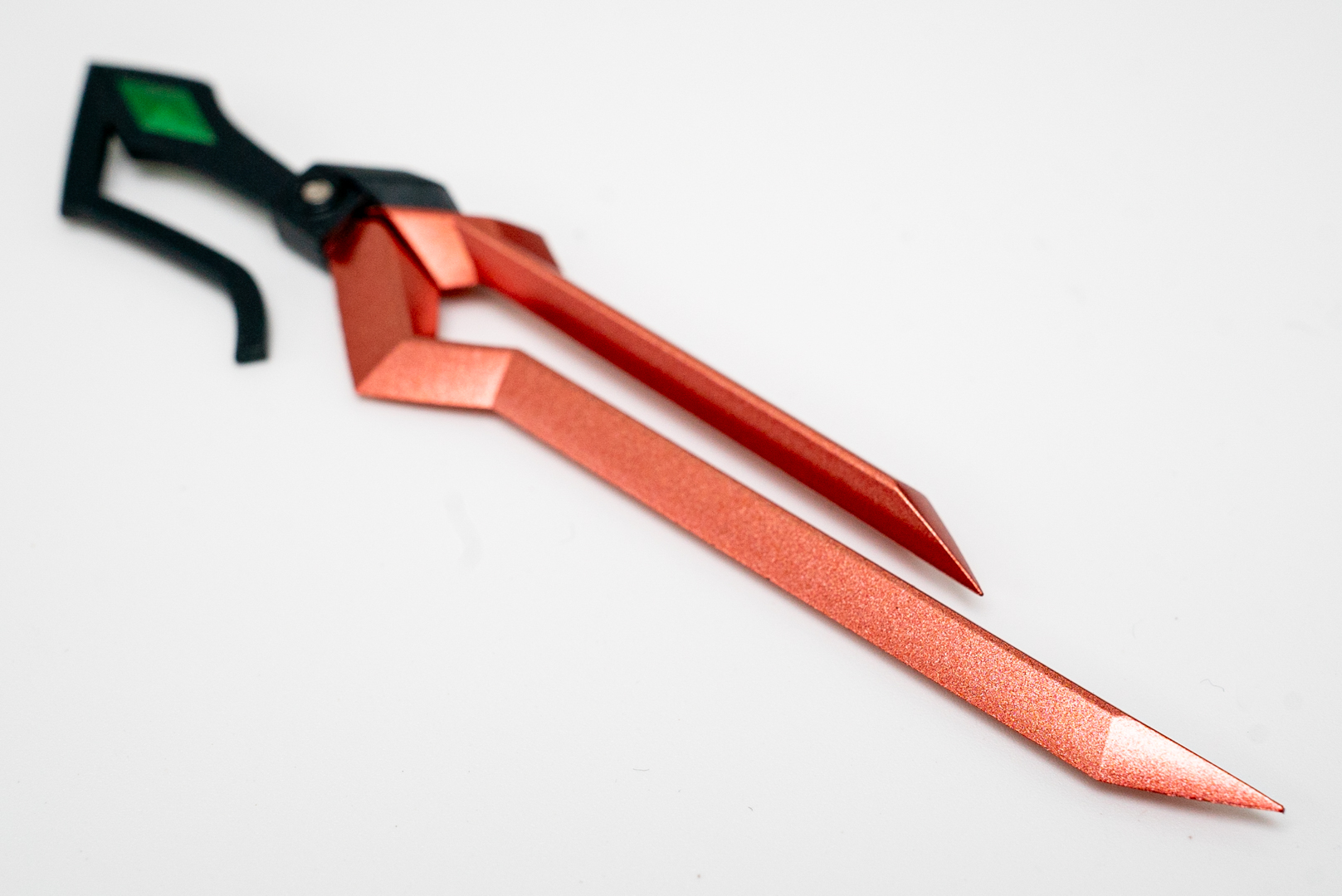 メーザーバイブレーションソードは接近戦用の武器のひとつ。「鞠熾天」の左手で使える数少ない武器だ