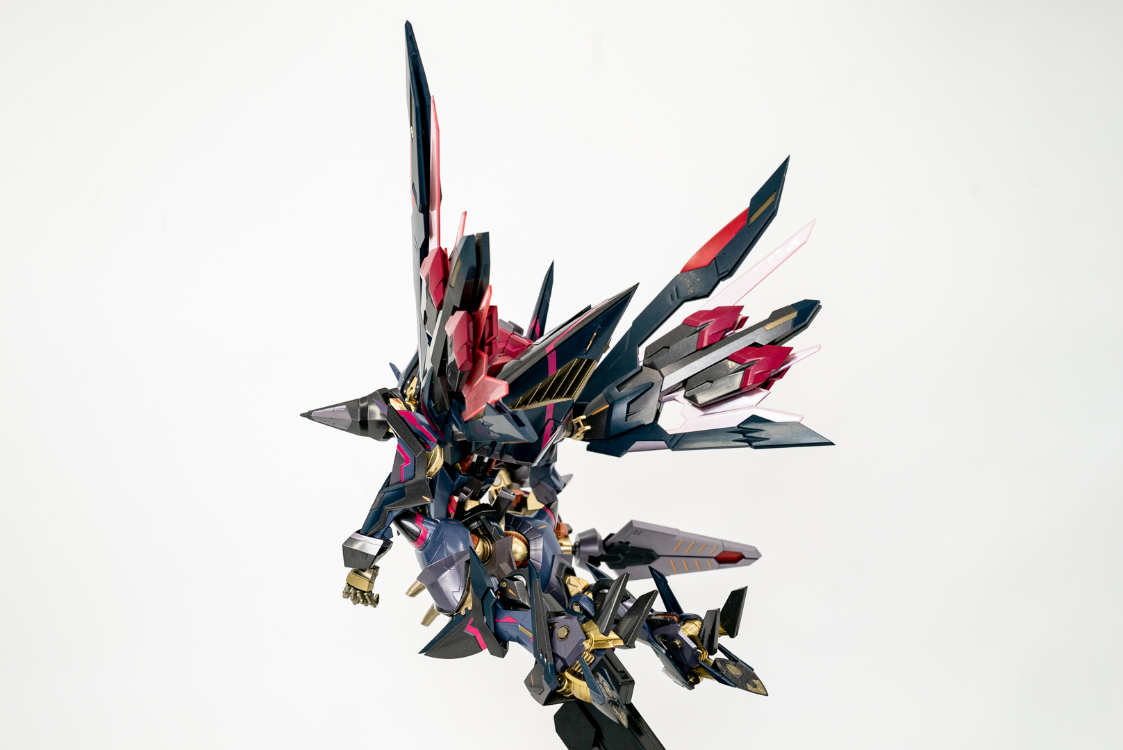 開かれたエナジー・ウイングを斜め後ろから見るとマジで空を飛んでいるよう