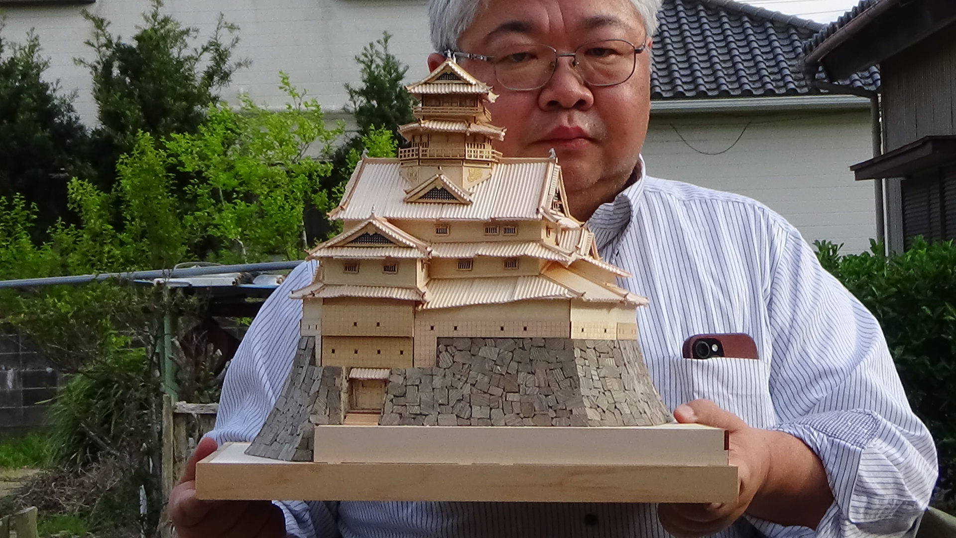 完成品の大きさを伝えるため、「1/150安土城（改良版）」を外に持ち出して撮影してみた。全高350mm、安土城の木製模型は完成させると非常にインパクトがある。レビューで魅力を紹介していきたい