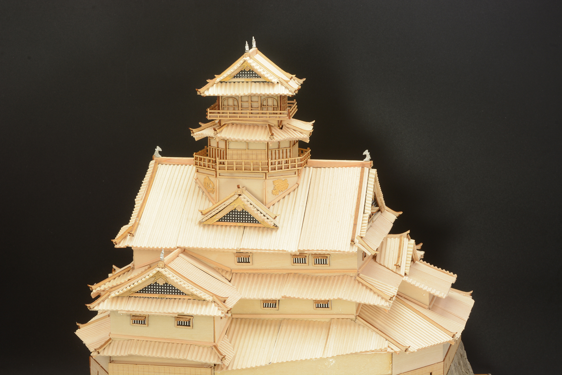 入母屋造の基部に、構造が異なる八角形の塔が繋がる「望楼型」の城が安土城の特徴だ