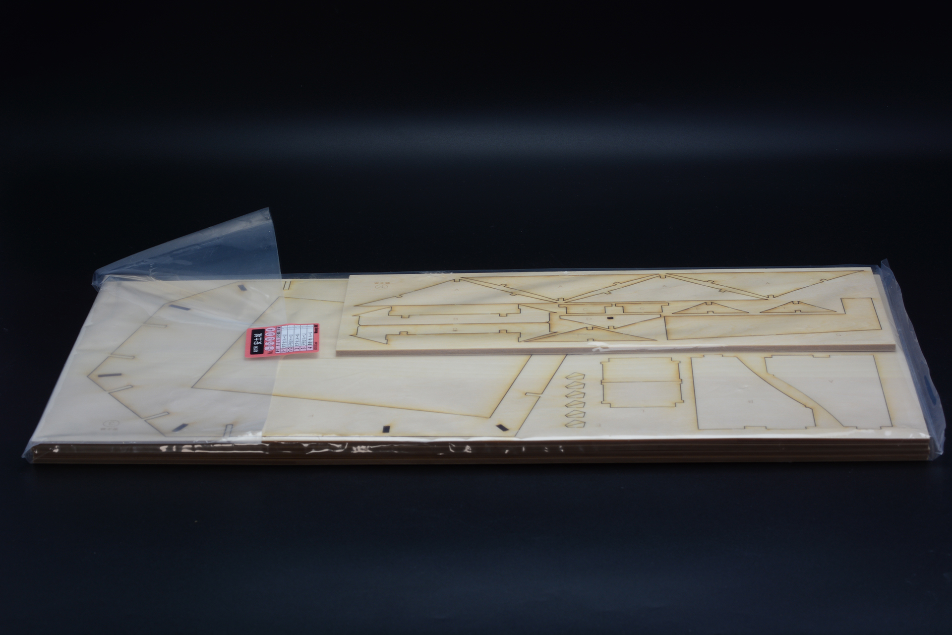 木製パーツはレーザー加工で精密に切断されており、つなぎ目にカッターの刃を入れると簡単に枠から取り外せる