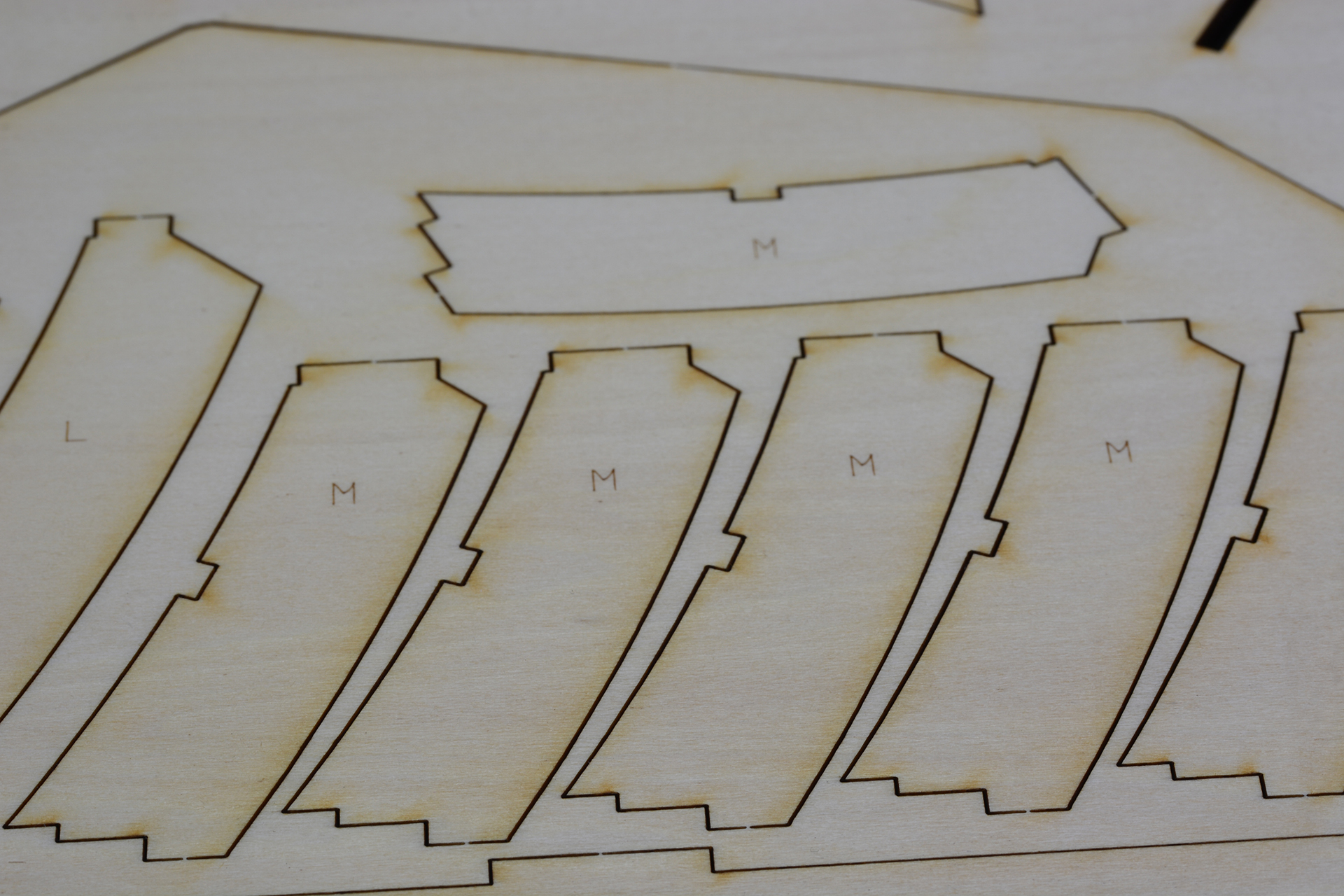 木製パーツはレーザー加工で精密に切断されており、つなぎ目にカッターの刃を入れると簡単に枠から取り外せる