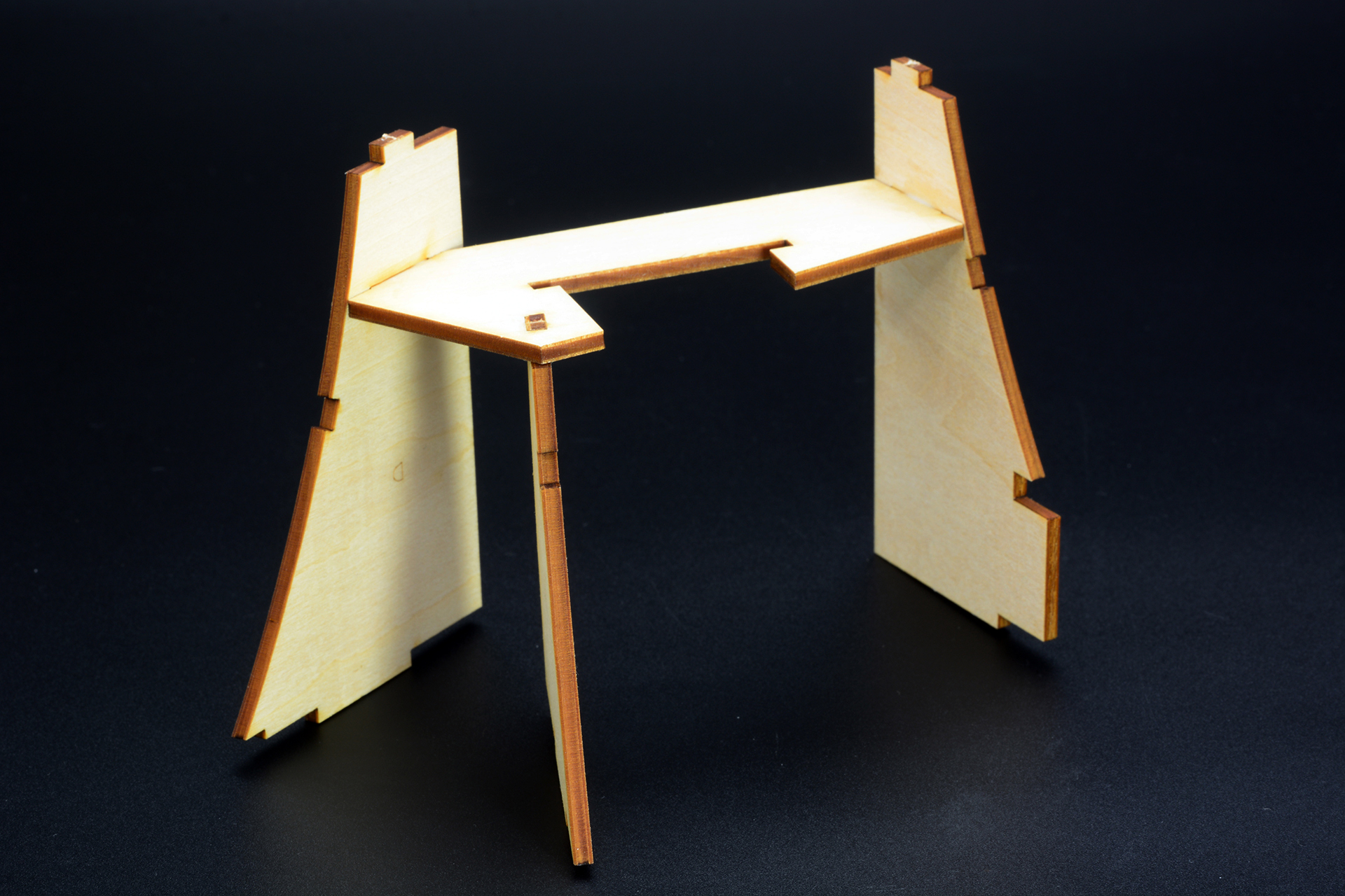 木製のパーツを組み合わせ土台を作っていく