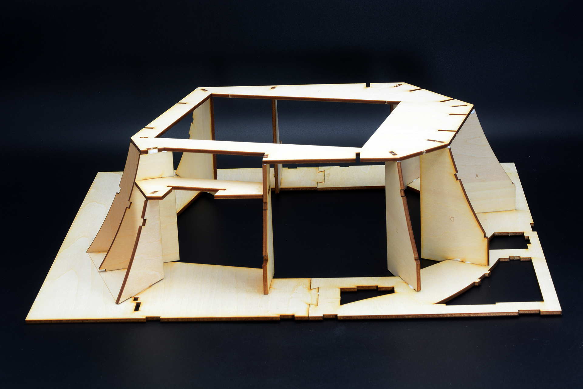 骨組みを型紙に合わせてカット、「石垣台紙」を取り付ける準備をする