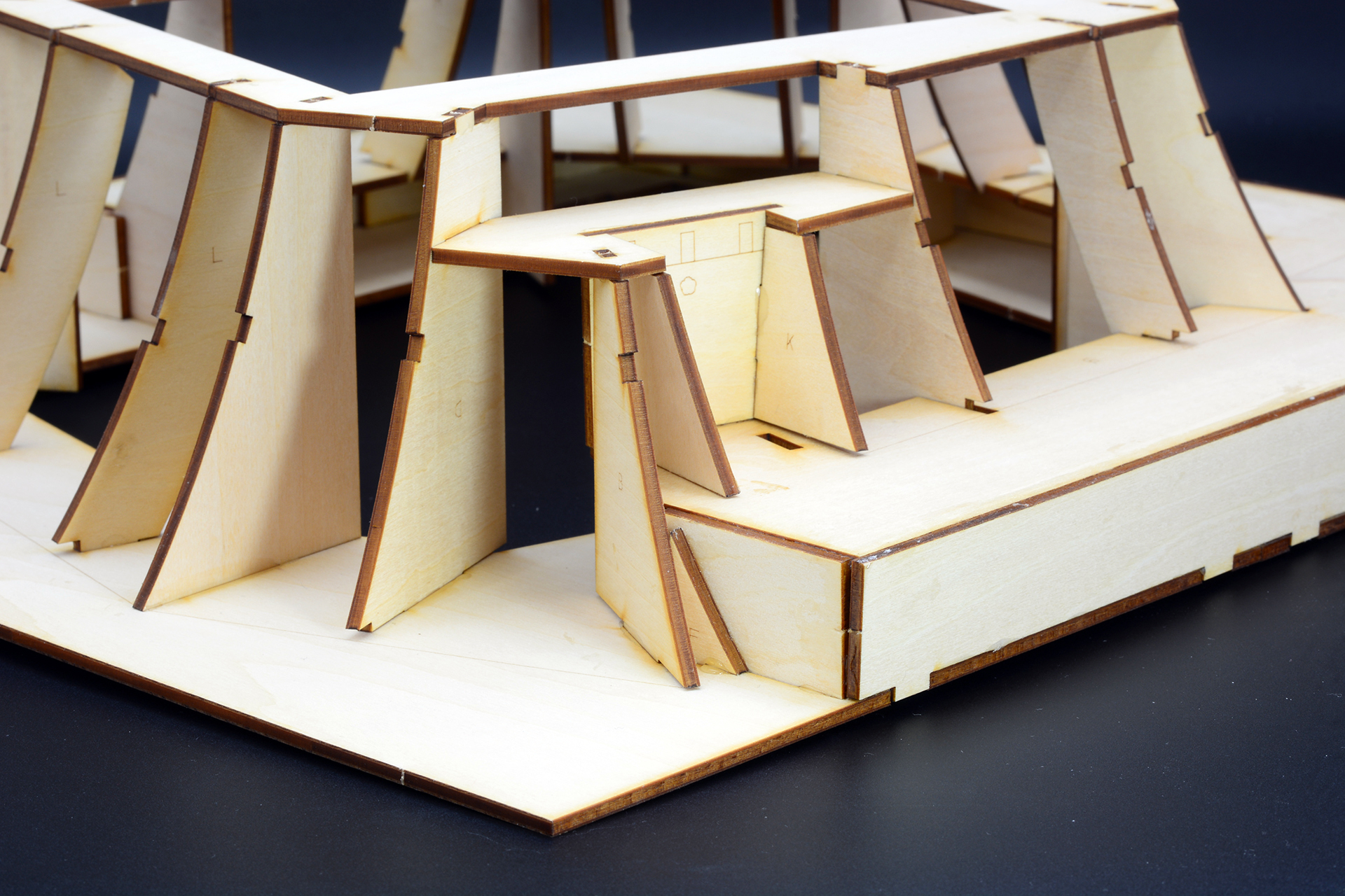 骨組みを型紙に合わせてカット、「石垣台紙」を取り付ける準備をする