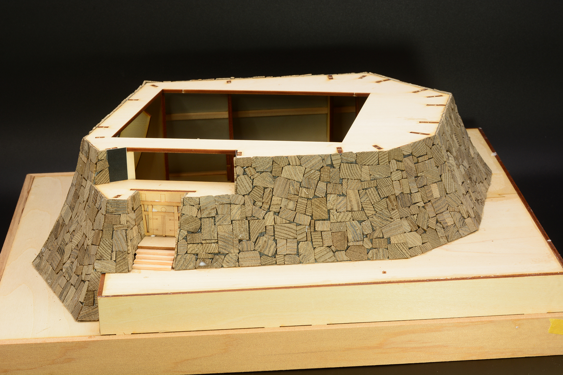 木片を1つ1つ貼り付けていく。かなり時間がかかった部分だ