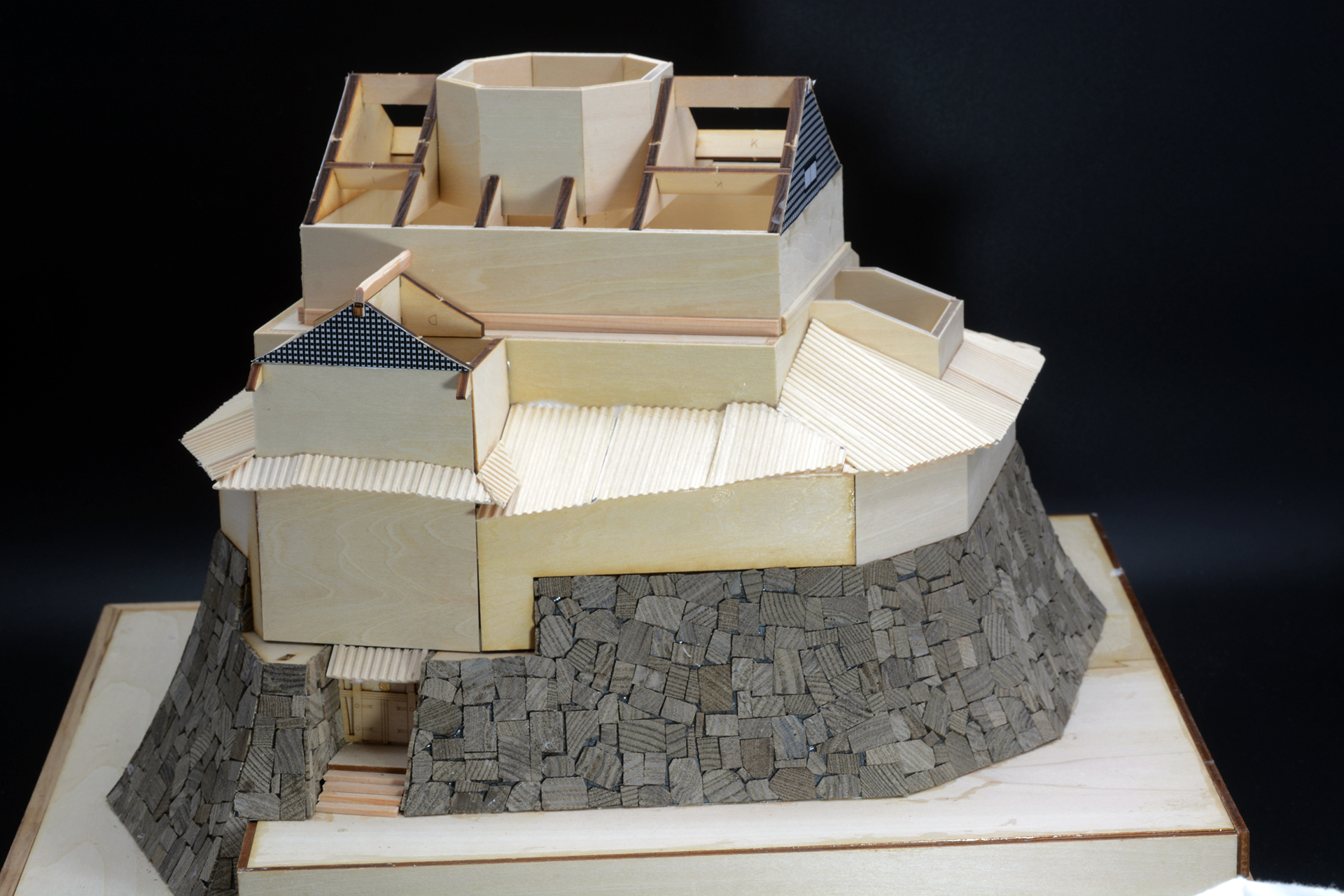 基部と異なり屋根をきれいに仕上げるには組み立てテクニックが必要となる。目を近づけるとちょっとがたつきが生まれてしまっているが、形をくみ上げていくのは達成感がある