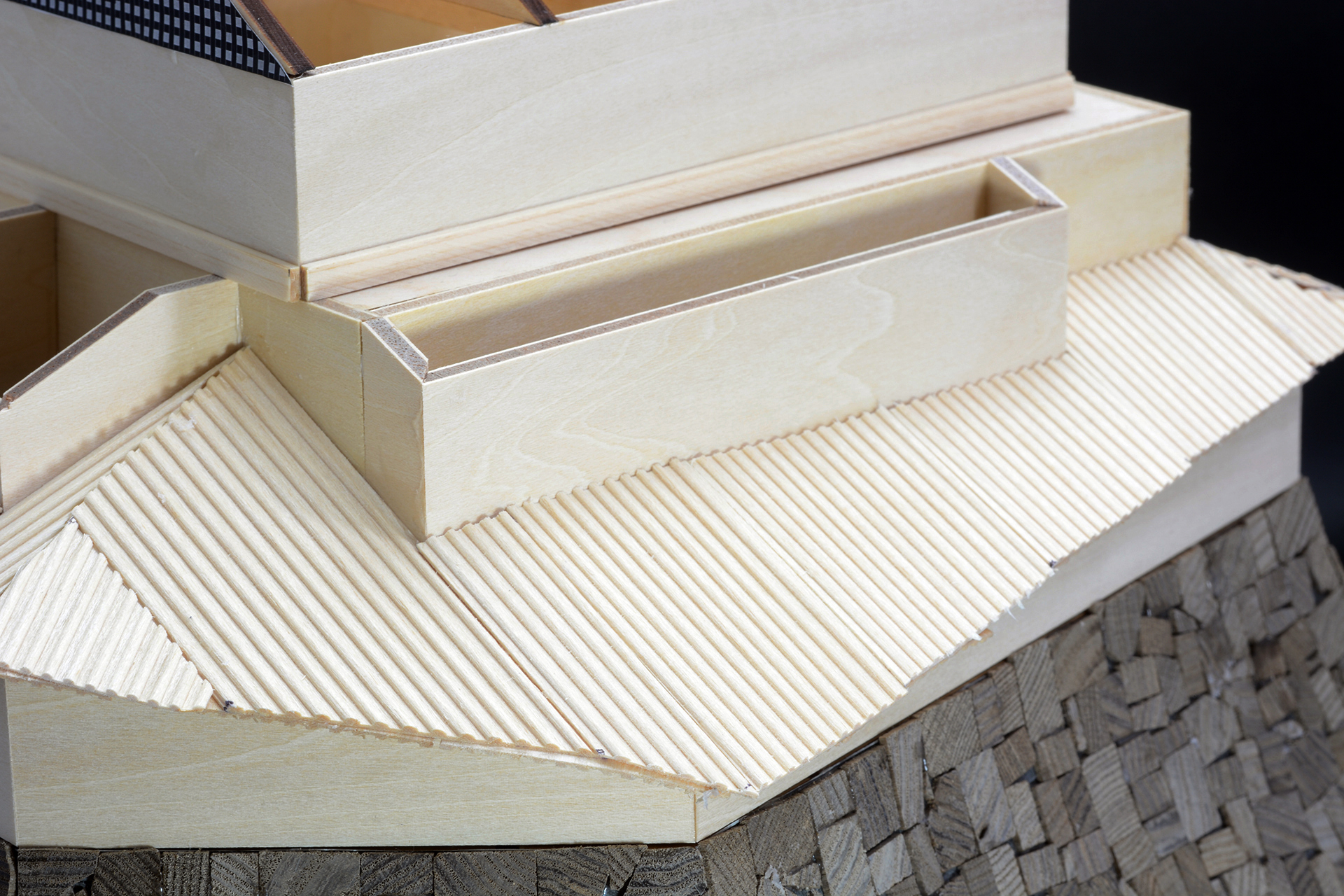 型紙に合わせ屋根板を切り、乗せていく