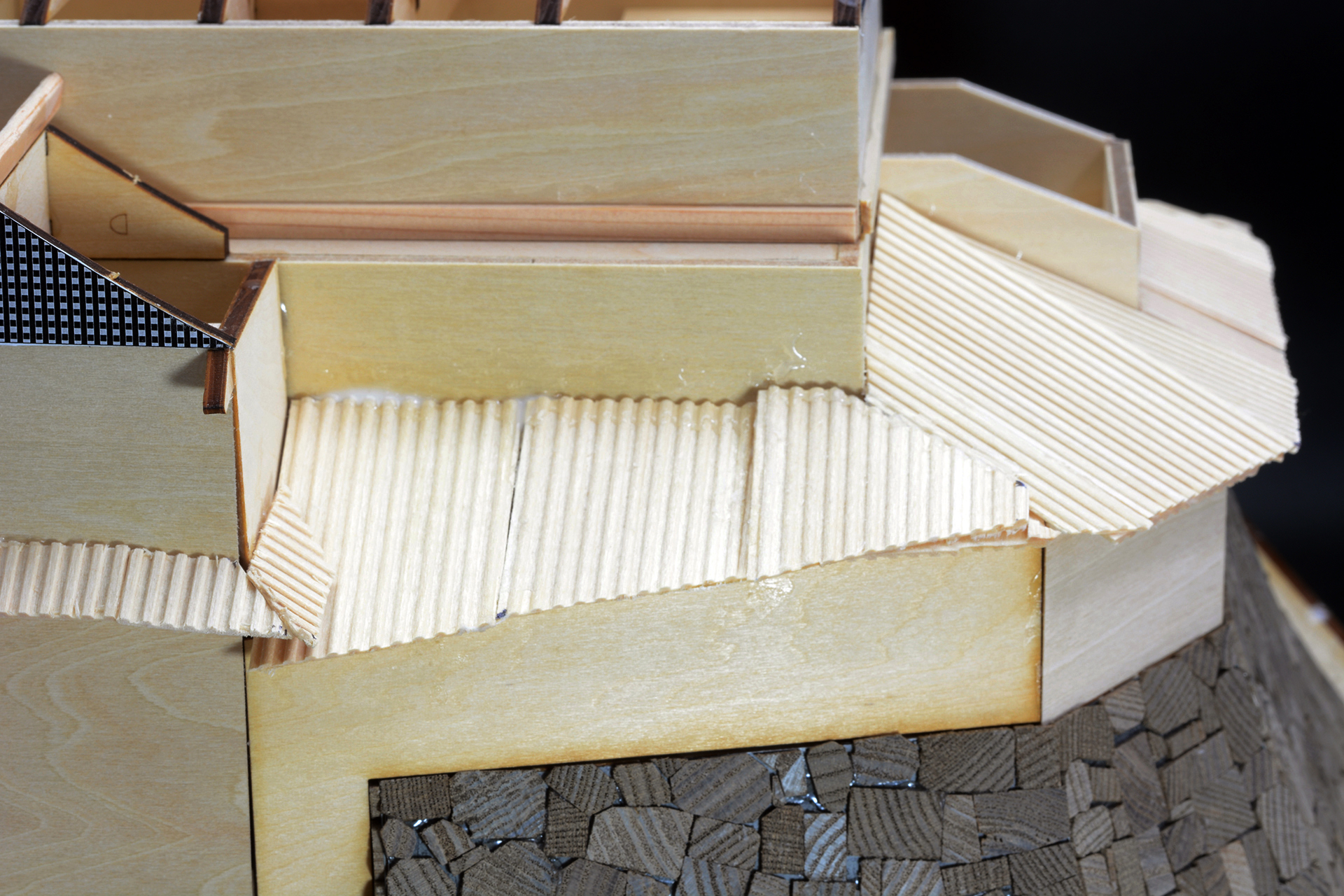 基部と異なり屋根をきれいに仕上げるには組み立てテクニックが必要となる。目を近づけるとちょっとがたつきが生まれてしまっているが、形をくみ上げていくのは達成感がある