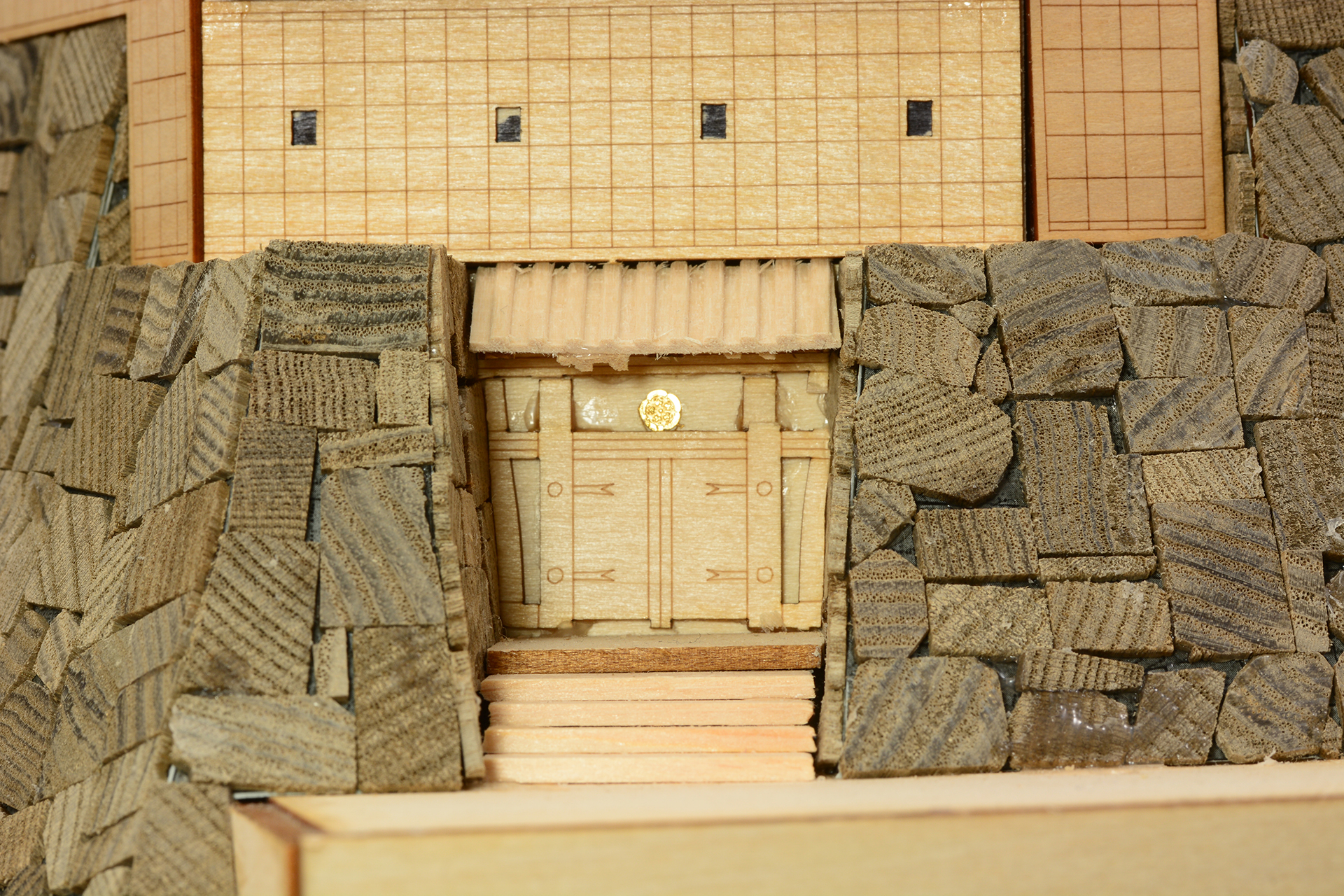 門にエッチングパーツの家紋をつけるとぐっと締まる