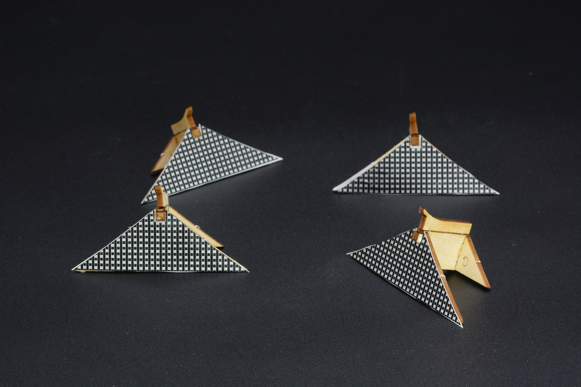 三角の板に窓格子の用紙をつけていく