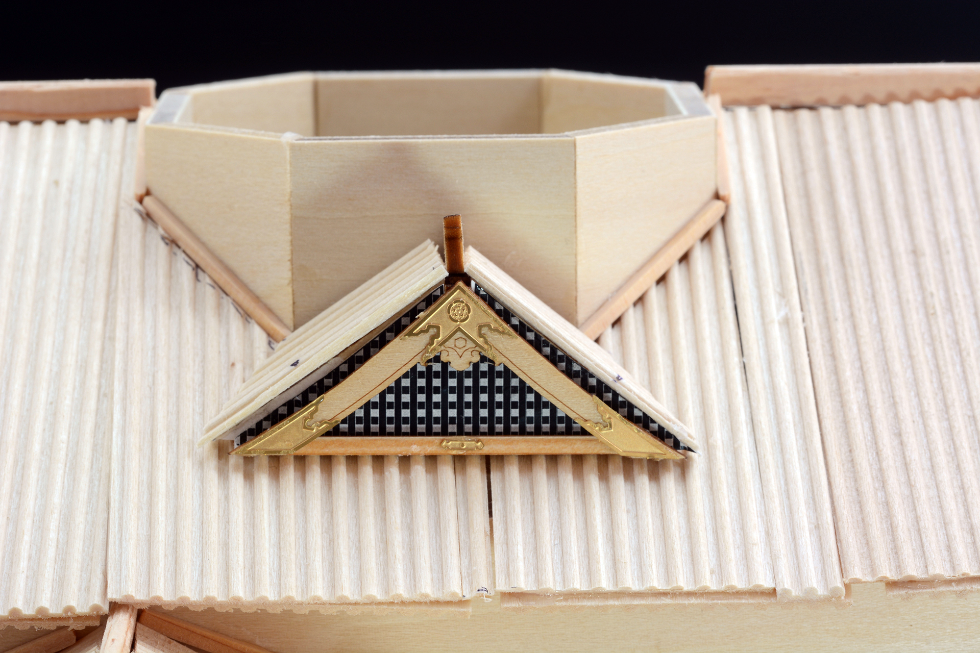 二階層、三階層の屋根を取り付けた上で、破風を各部に取り付け、エッチングパーツをつけた破風板をつけていく