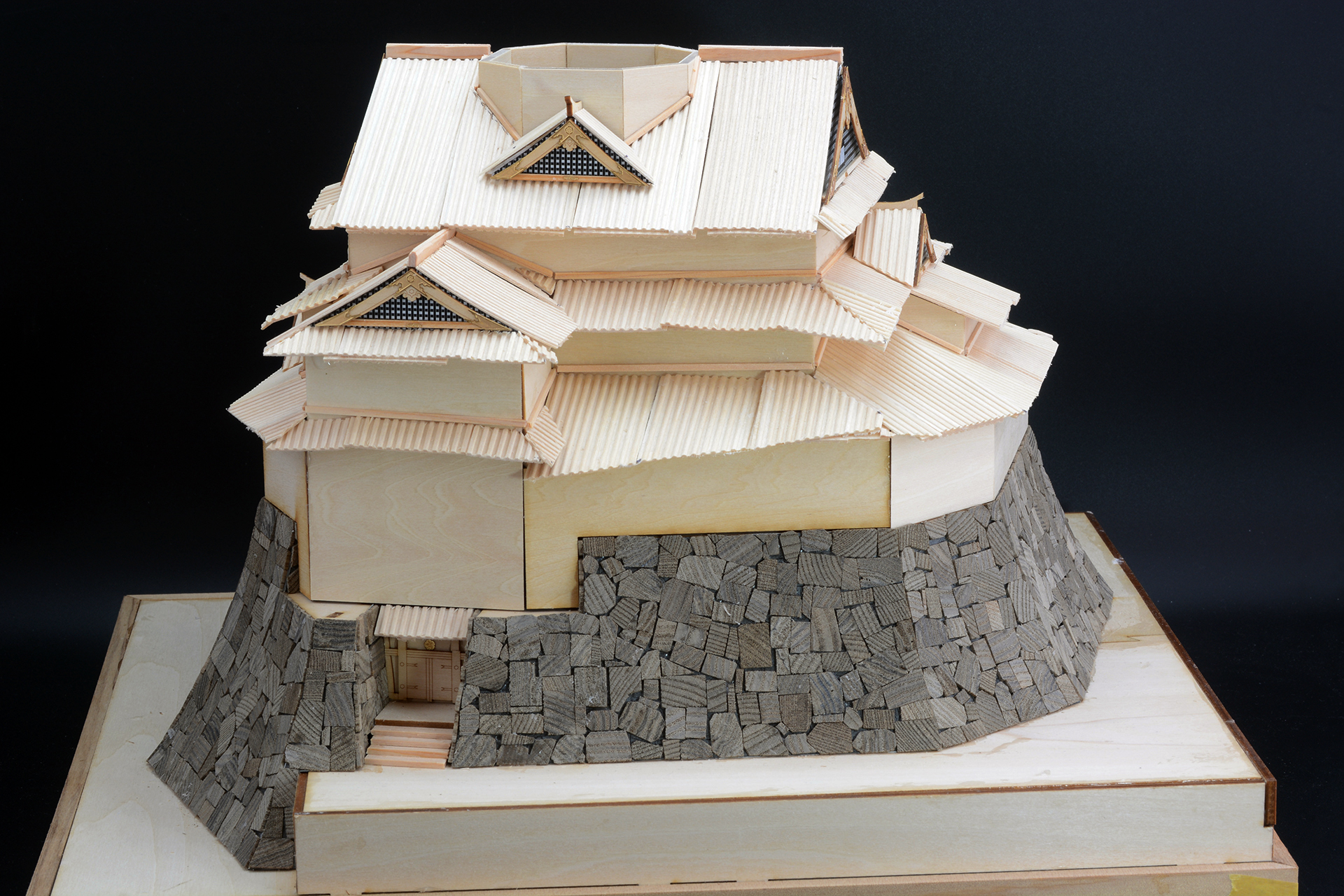 ここまで組み立てるとかなり城っぽくなる