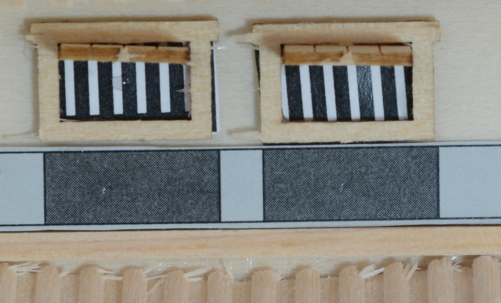 台紙をマスキングテープで仮止め、窓の位置を決め、ここに窓パーツを貼り付けていく