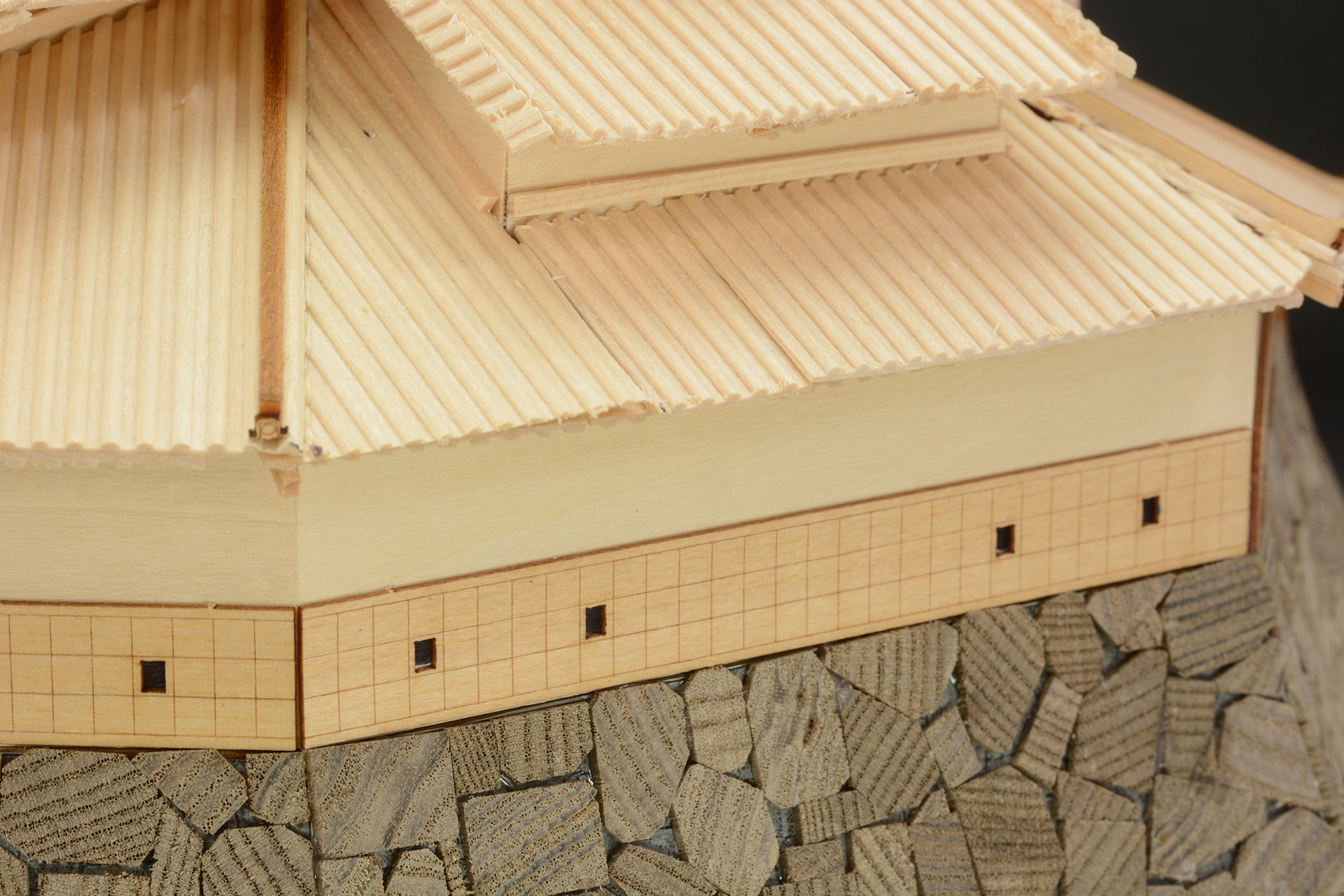 城の下部、石垣からすぐ上の城壁を下見壁で覆っていく