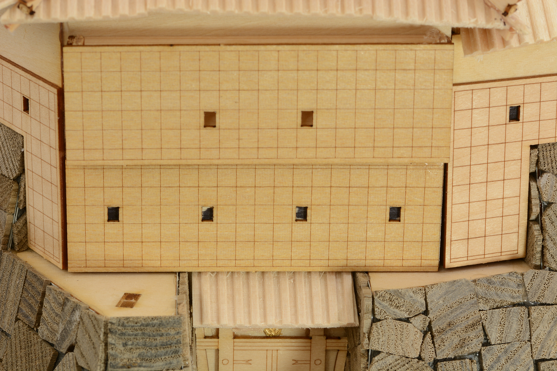 城の下部、石垣からすぐ上の城壁を下見壁で覆っていく