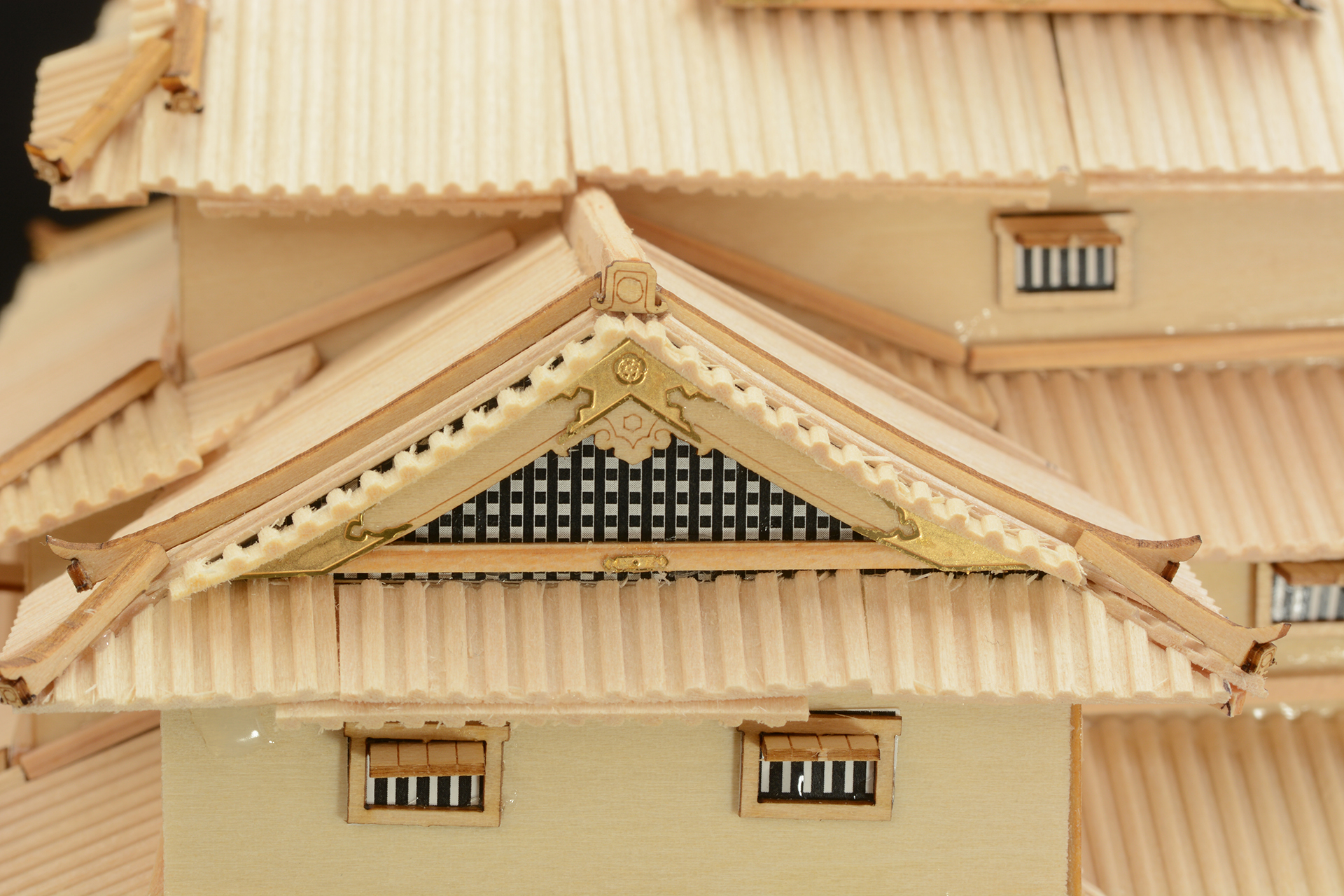 破風に掛瓦、端に降り棟をつけていく