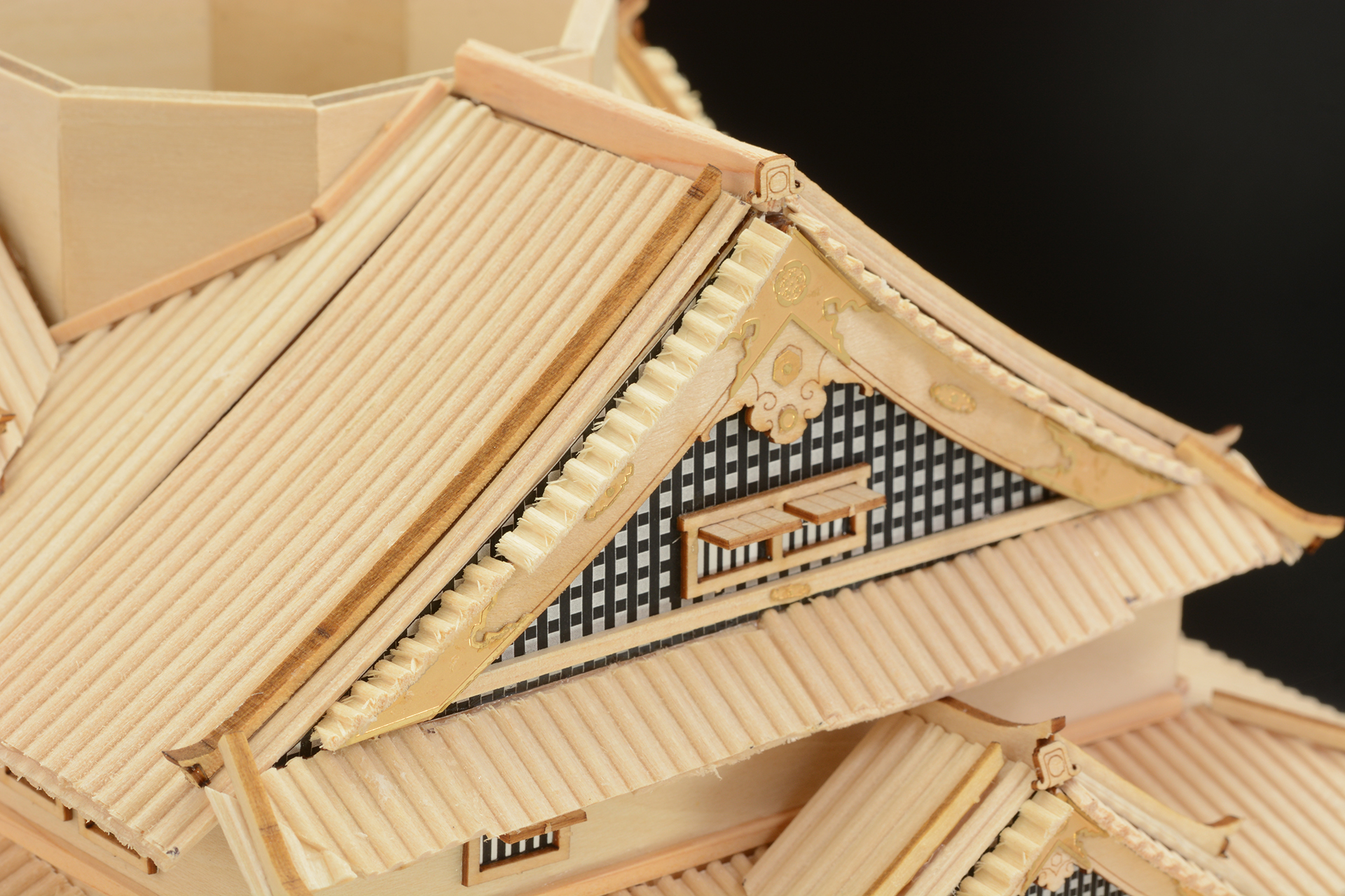 破風に掛瓦、端に降り棟をつけていく