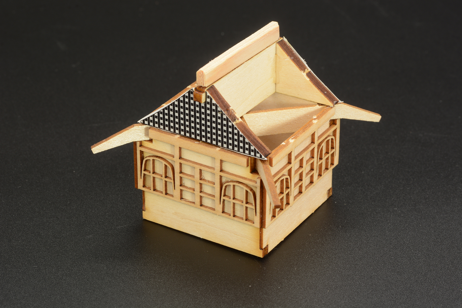 当時は金箔に覆われていたという最上階。装飾もハデだ