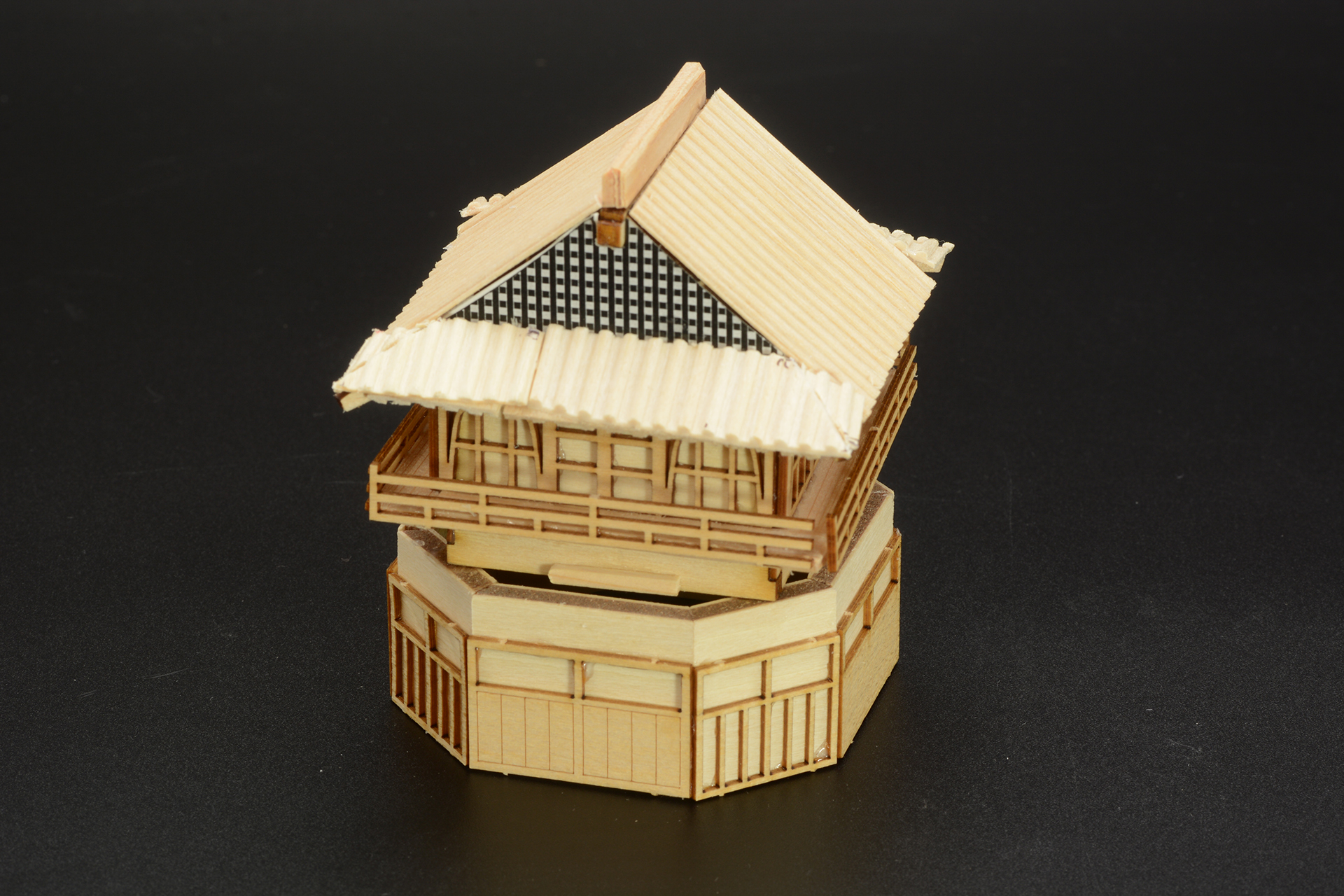 八角形の四層を組み立てる