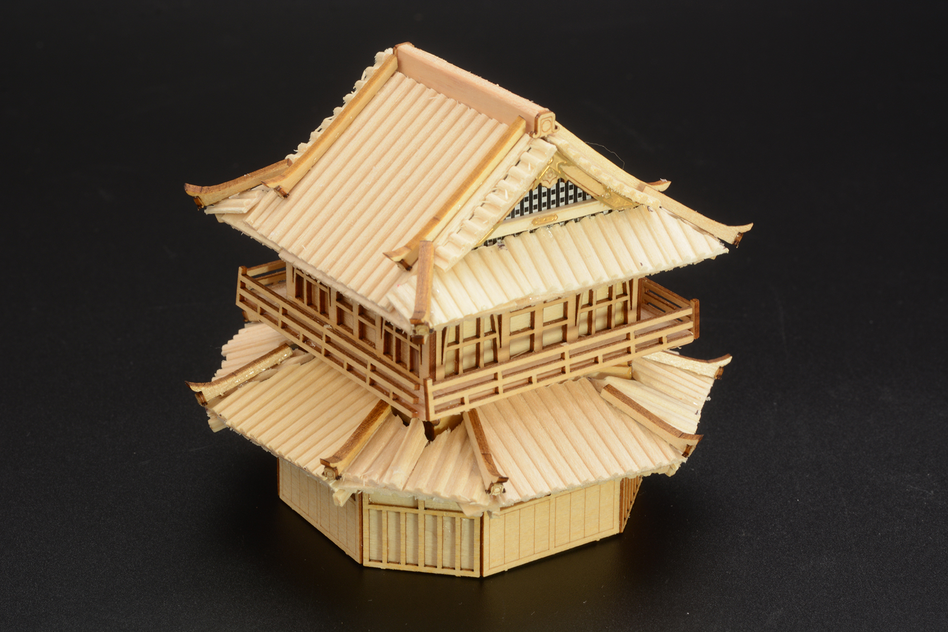 屋根、掛瓦、降り棟を取り付ける。完成まであと一歩だ