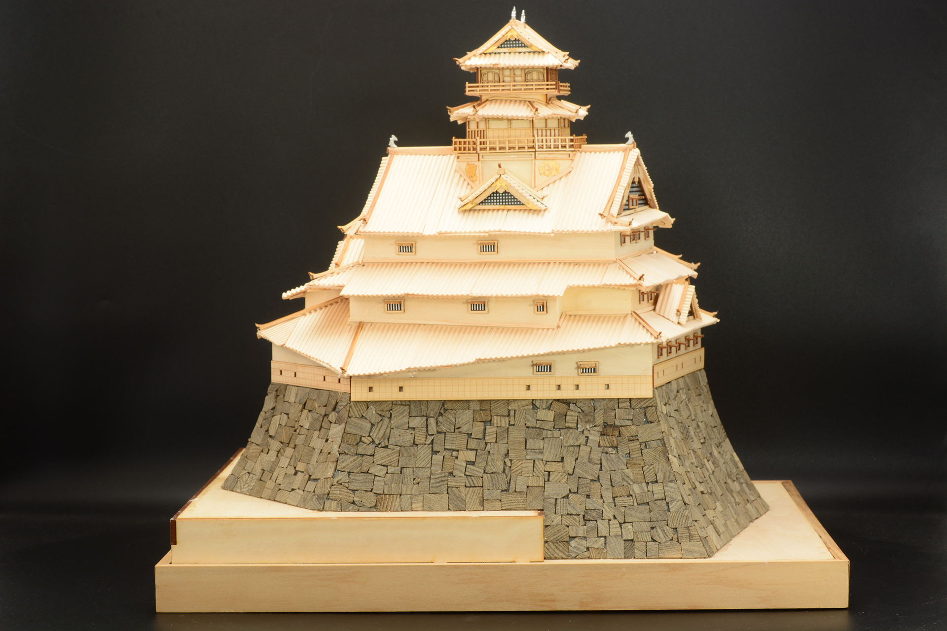 一層の屋根が独特の西面