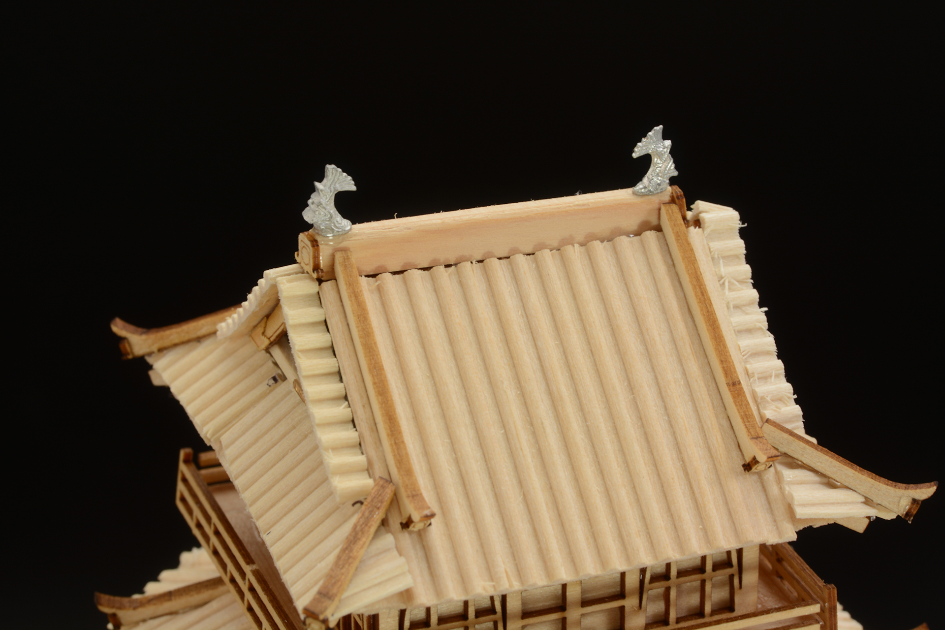 金属製のしゃちほこを全五カ所につける