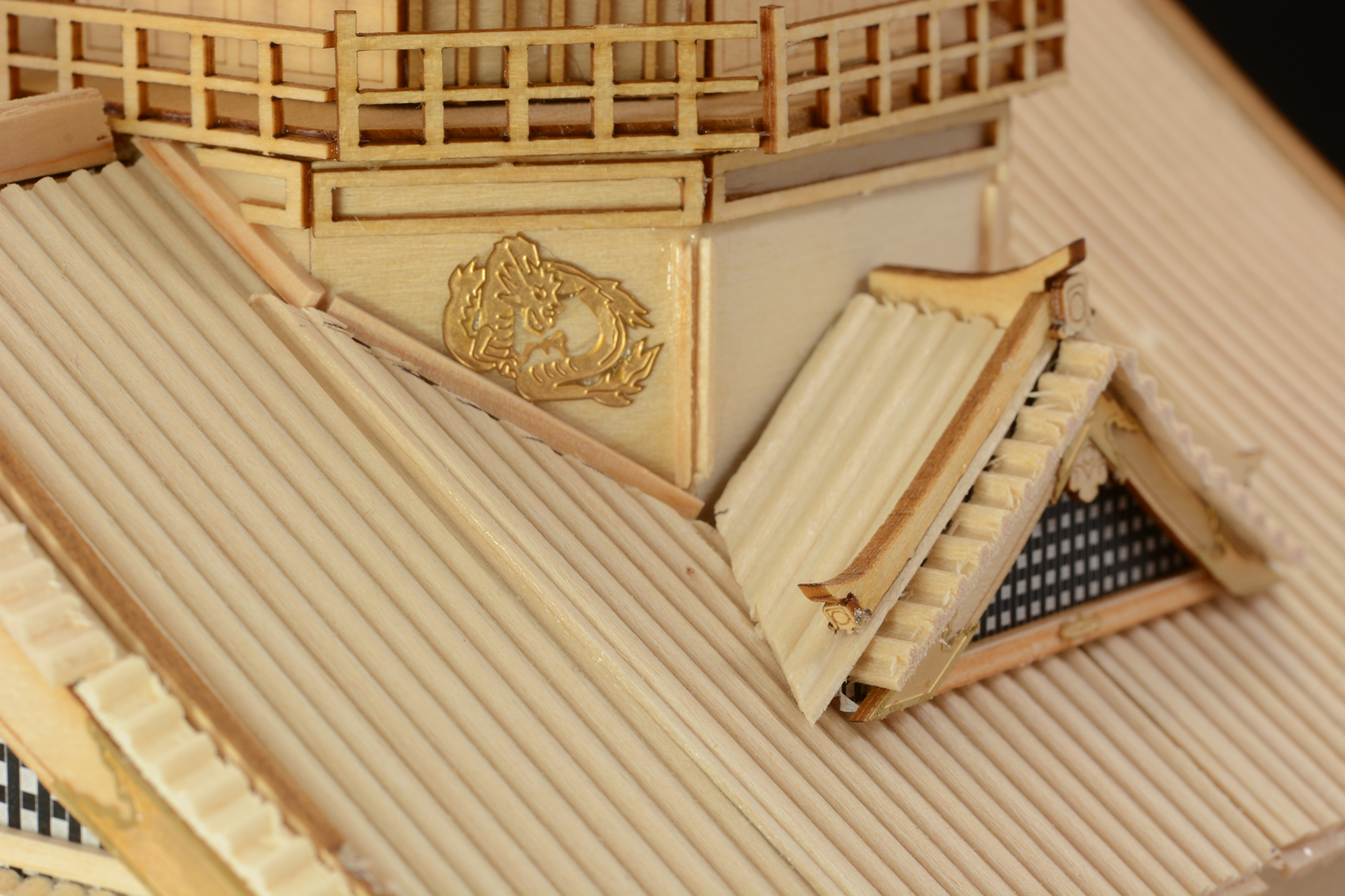 竜と鳳凰のエッチングパーツを八角形の柱につけていく