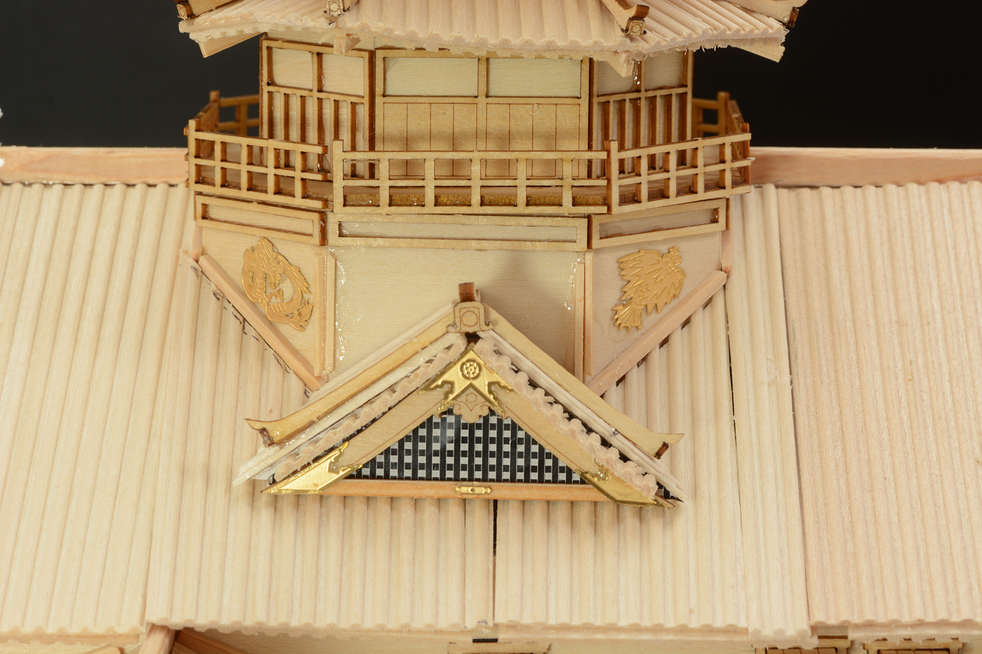 竜と鳳凰のエッチングパーツを八角形の柱につけていく