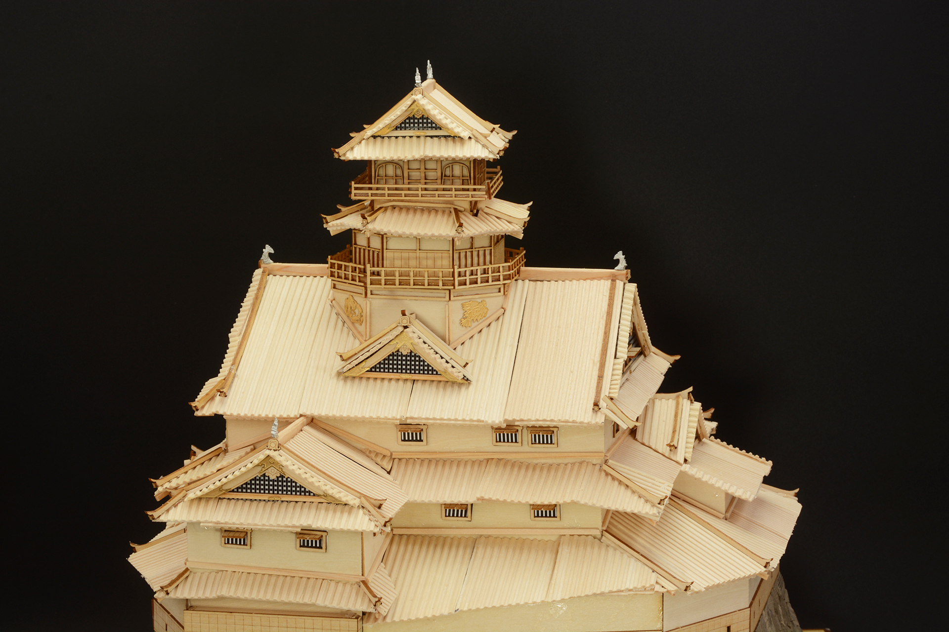 複雑に積み重なった屋根が生み出すシルエットは独特の美しさがある