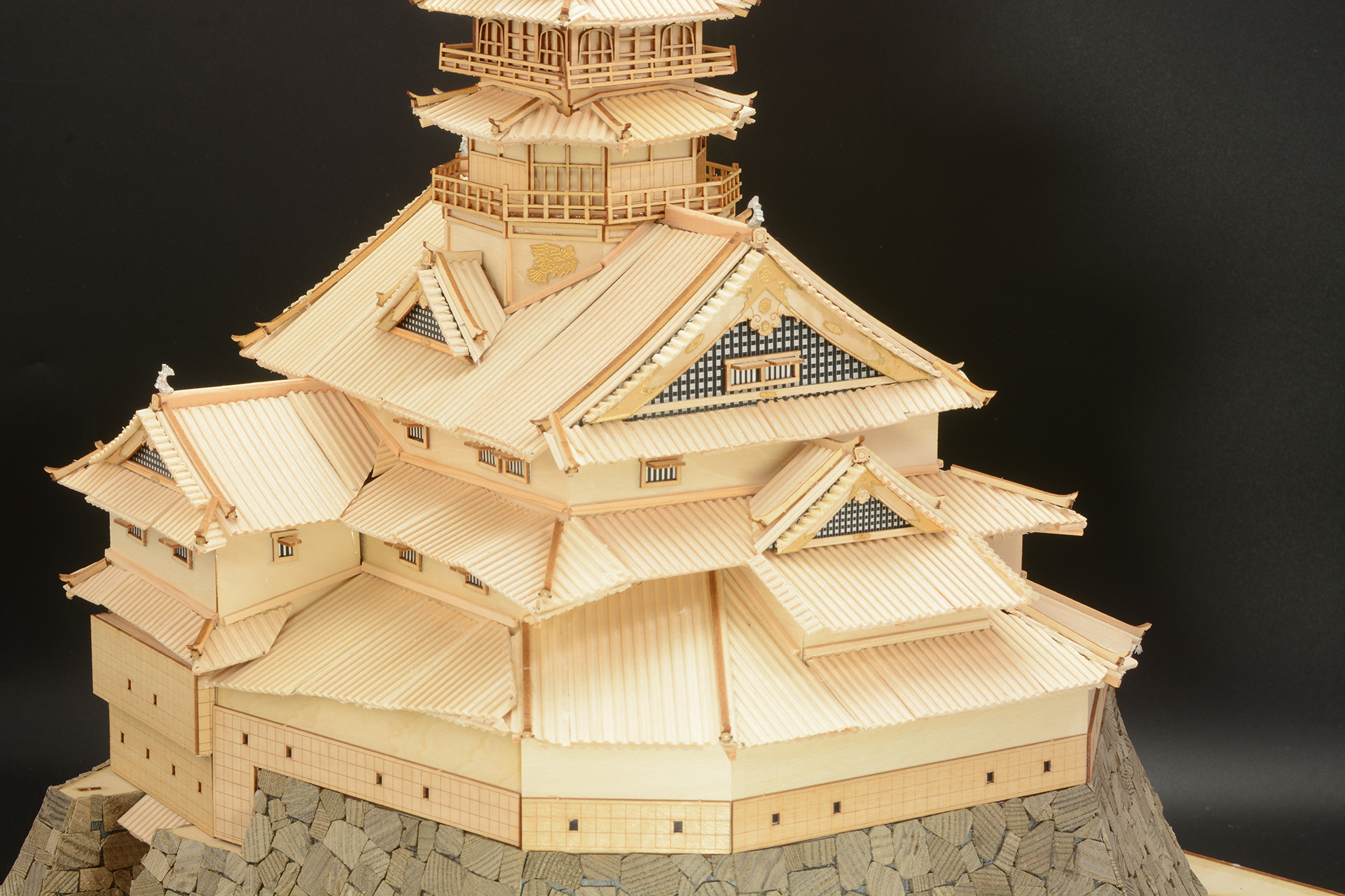 複雑に積み重なった屋根が生み出すシルエットは独特の美しさがある